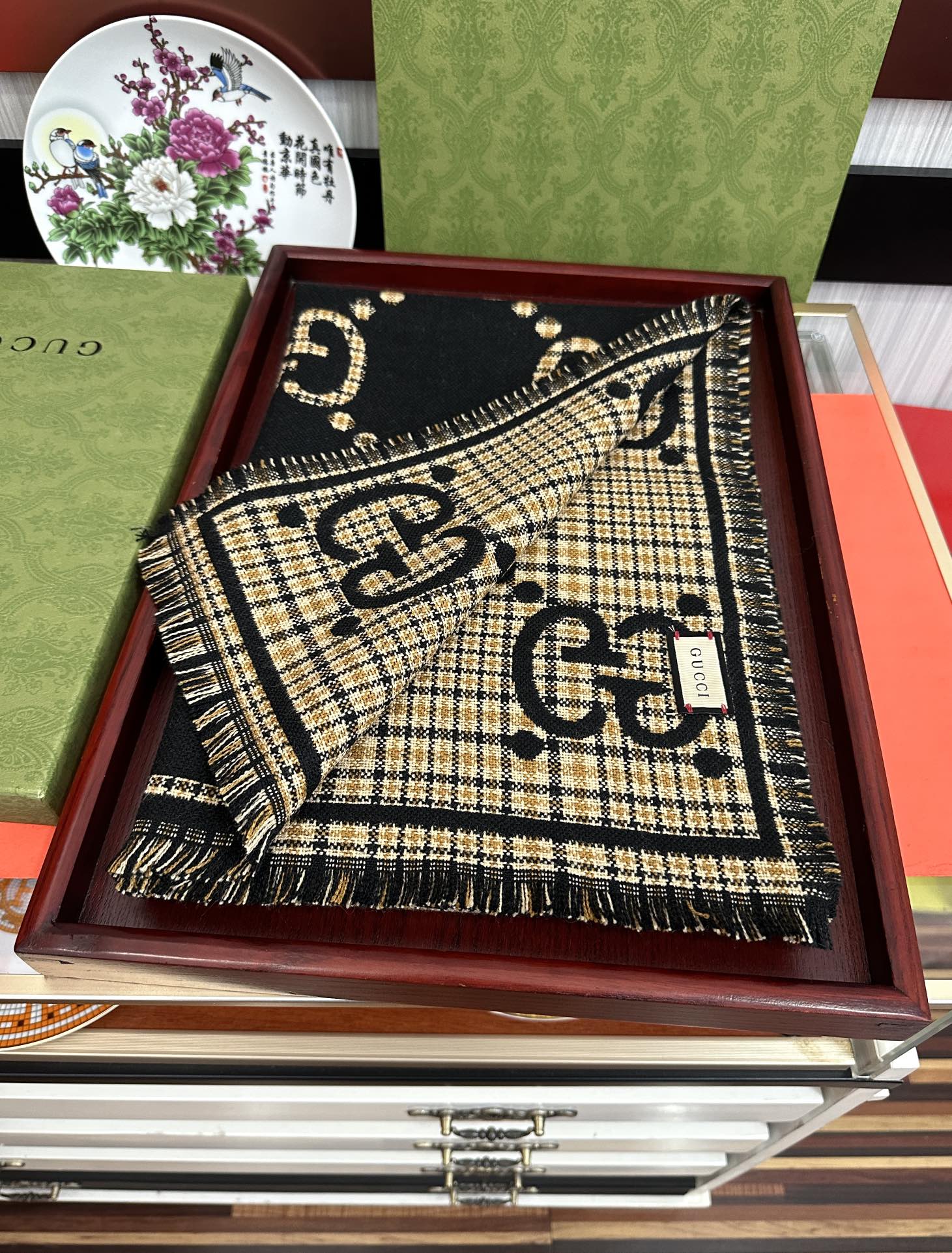 。【高品质】古驰 格纹大G羊毛围巾🧣又是一个秋冬王炸单品[礼物]经典GG图案是品牌在30年代开始使用的标
