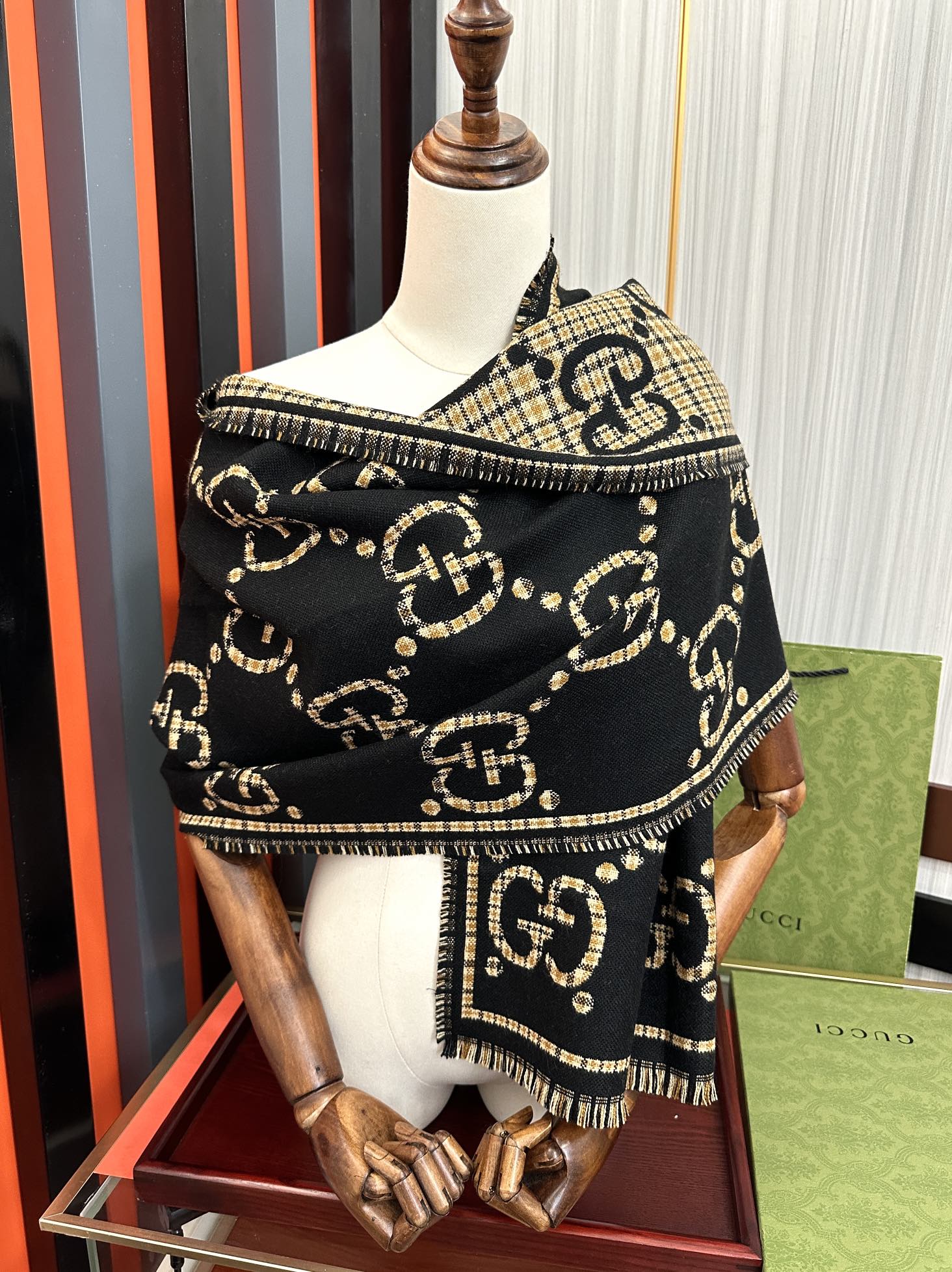 。【高品质】古驰 格纹大G羊毛围巾🧣又是一个秋冬王炸单品[礼物]经典GG图案是品牌在30年代开始使用的标