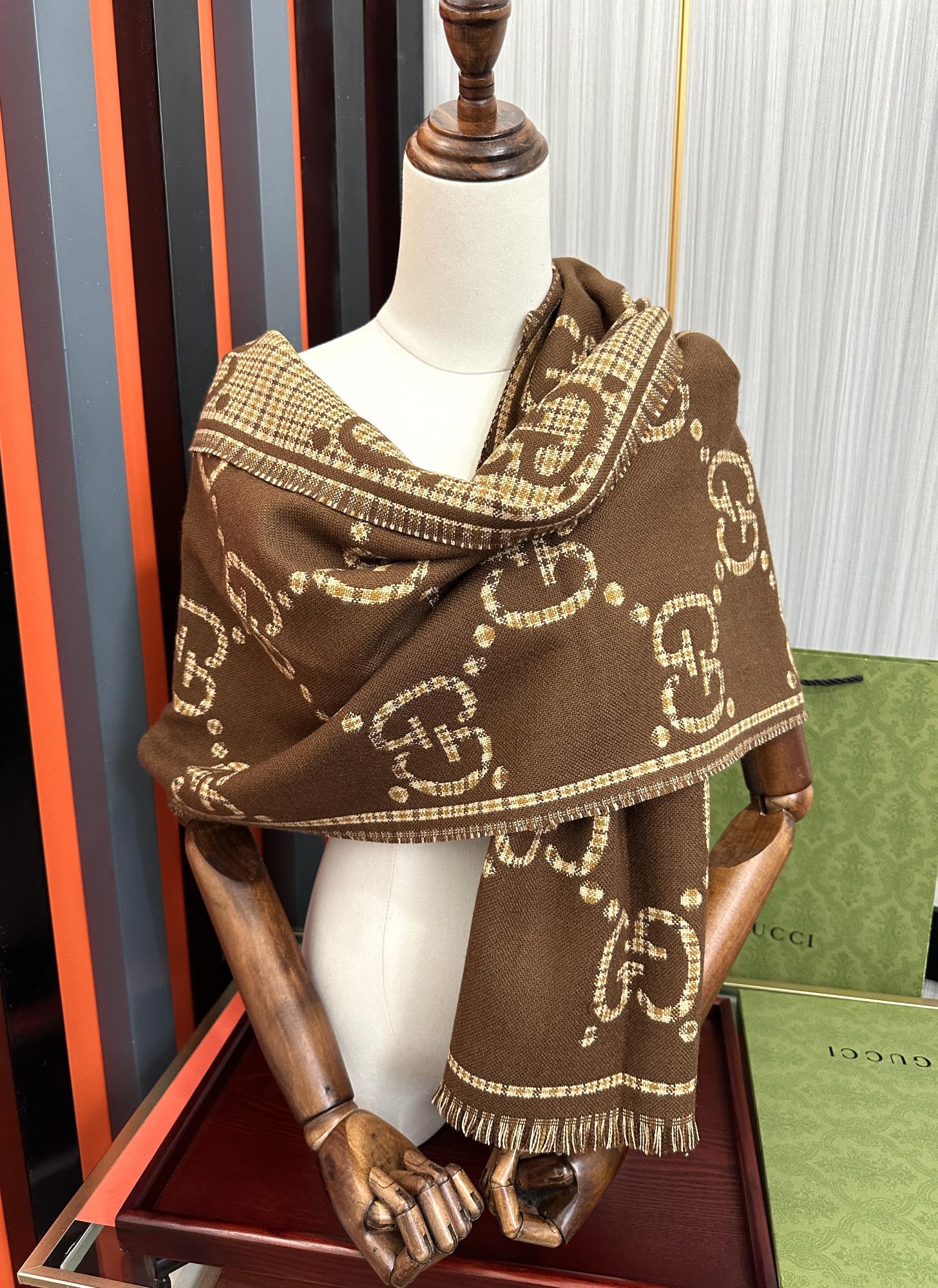 。【高品质】古驰 格纹大G羊毛围巾🧣又是一个秋冬王炸单品[礼物]经典GG图案是品牌在30年代开始使用的标