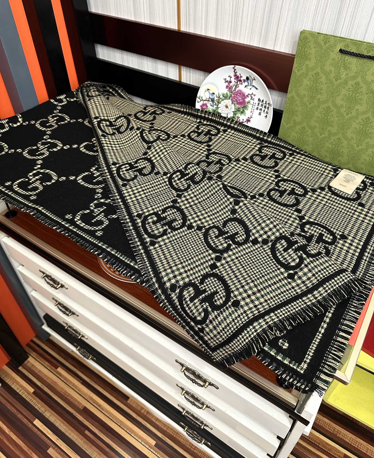 。【高品质】古驰 格纹大G羊毛围巾🧣又是一个秋冬王炸单品[礼物]经典GG图案是品牌在30年代开始使用的标