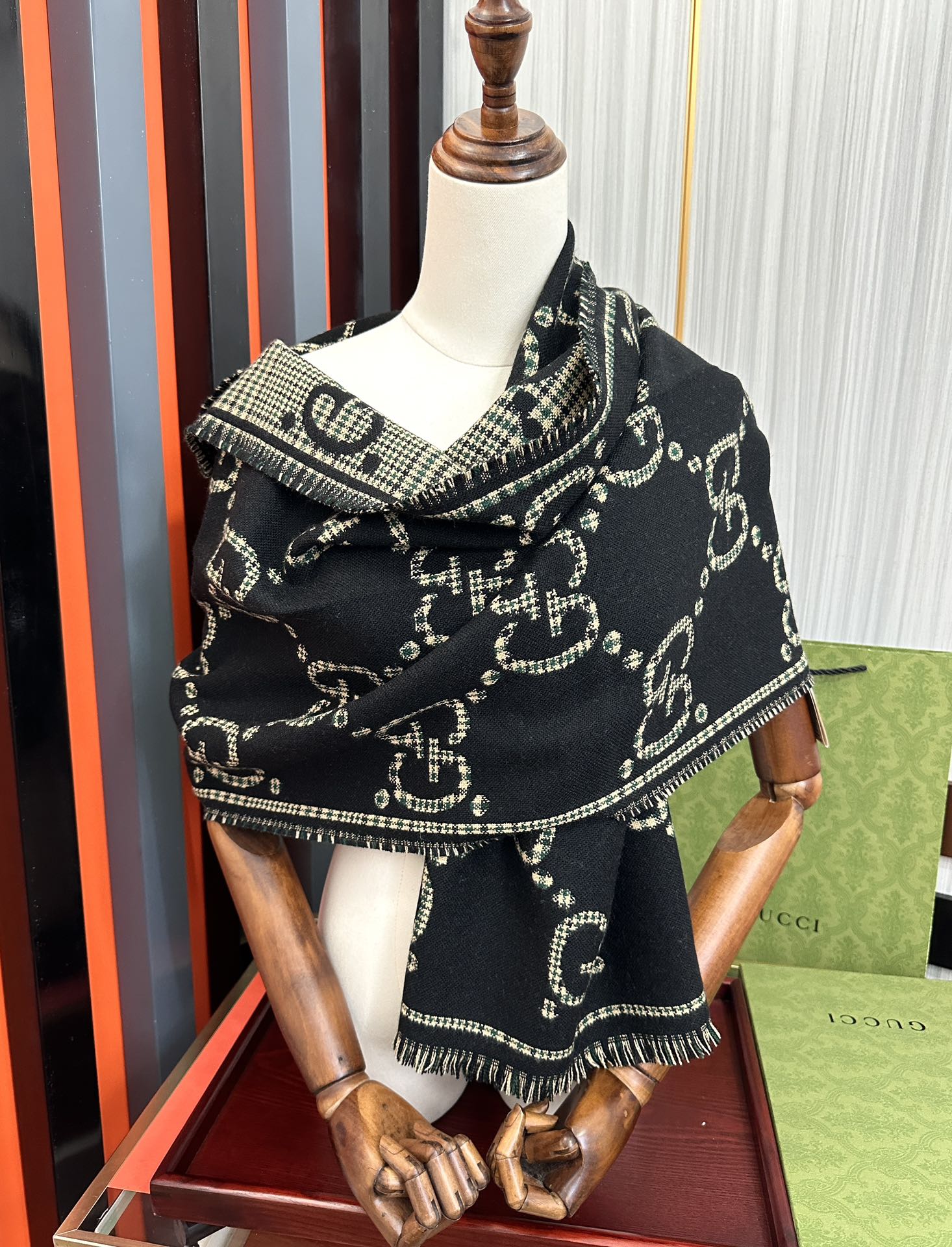 。【高品质】古驰 格纹大G羊毛围巾🧣又是一个秋冬王炸单品[礼物]经典GG图案是品牌在30年代开始使用的标