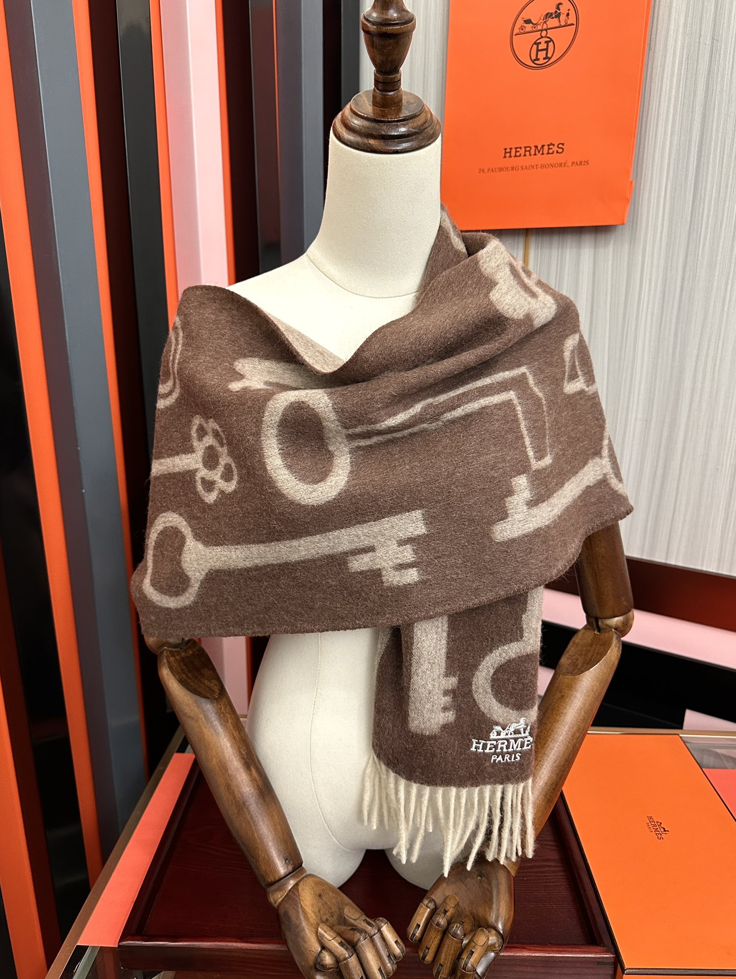 上新。H家爱马仕 最爆款采用内蒙古羊绒 🎉男女士情侣款👫围巾‼️太美了😎让人耳目一新的感觉[色][色][