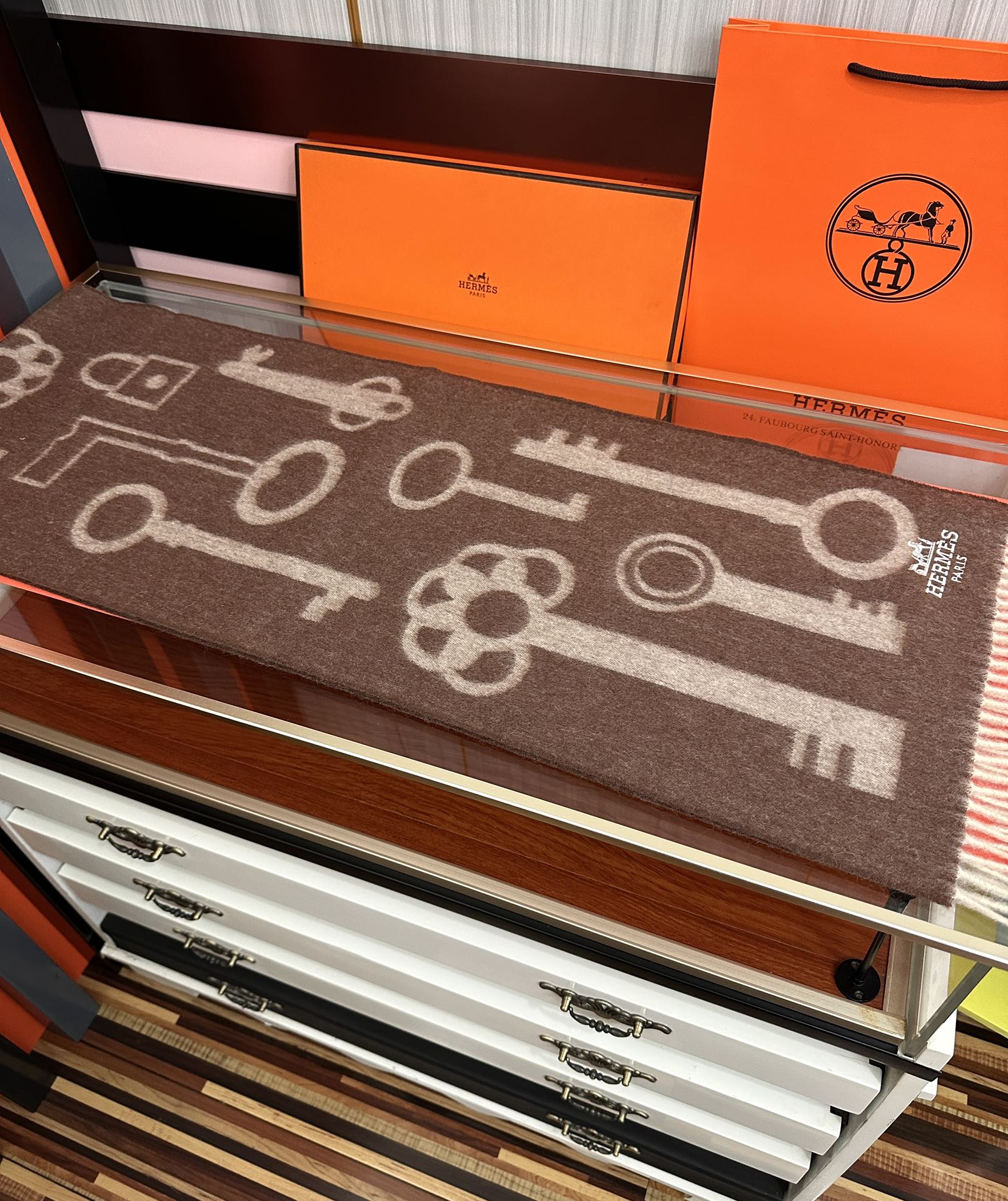 上新。H家爱马仕 最爆款采用内蒙古羊绒 🎉男女士情侣款👫围巾‼️太美了😎让人耳目一新的感觉[色][色][