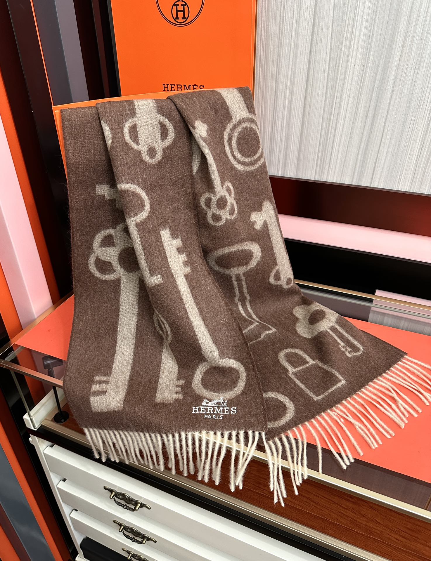 上新。H家爱马仕 最爆款采用内蒙古羊绒 🎉男女士情侣款👫围巾‼️太美了😎让人耳目一新的感觉[色][色][