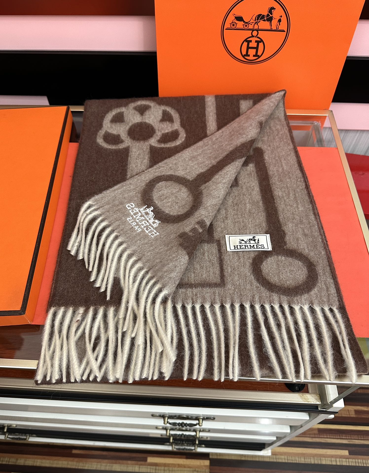 上新。H家爱马仕 最爆款采用内蒙古羊绒 🎉男女士情侣款👫围巾‼️太美了😎让人耳目一新的感觉[色][色][