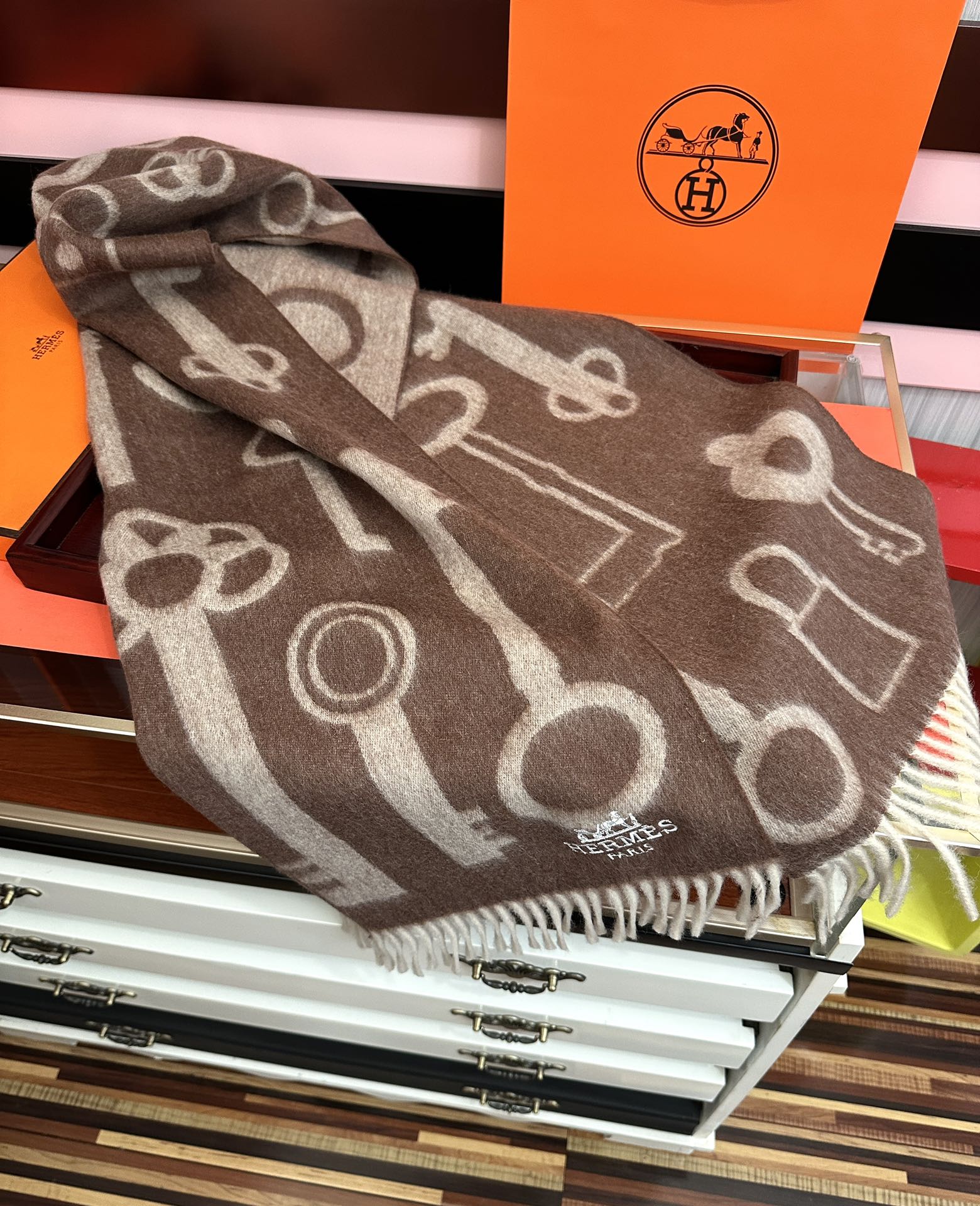 上新。H家爱马仕 最爆款采用内蒙古羊绒 🎉男女士情侣款👫围巾‼️太美了😎让人耳目一新的感觉[色][色][