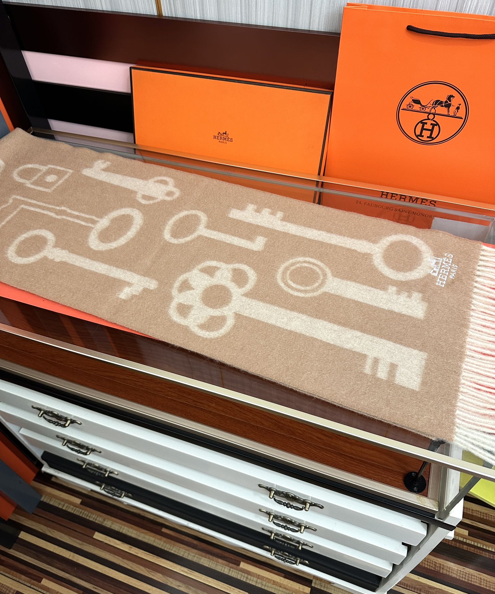 上新。H家爱马仕 最爆款采用内蒙古羊绒 🎉男女士情侣款👫围巾‼️太美了😎让人耳目一新的感觉[色][色][