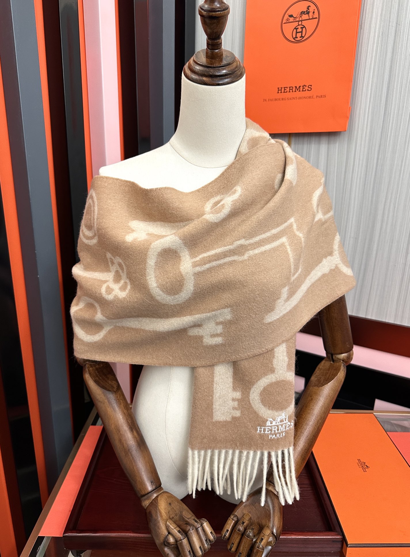 上新。H家爱马仕 最爆款采用内蒙古羊绒 🎉男女士情侣款👫围巾‼️太美了😎让人耳目一新的感觉[色][色][