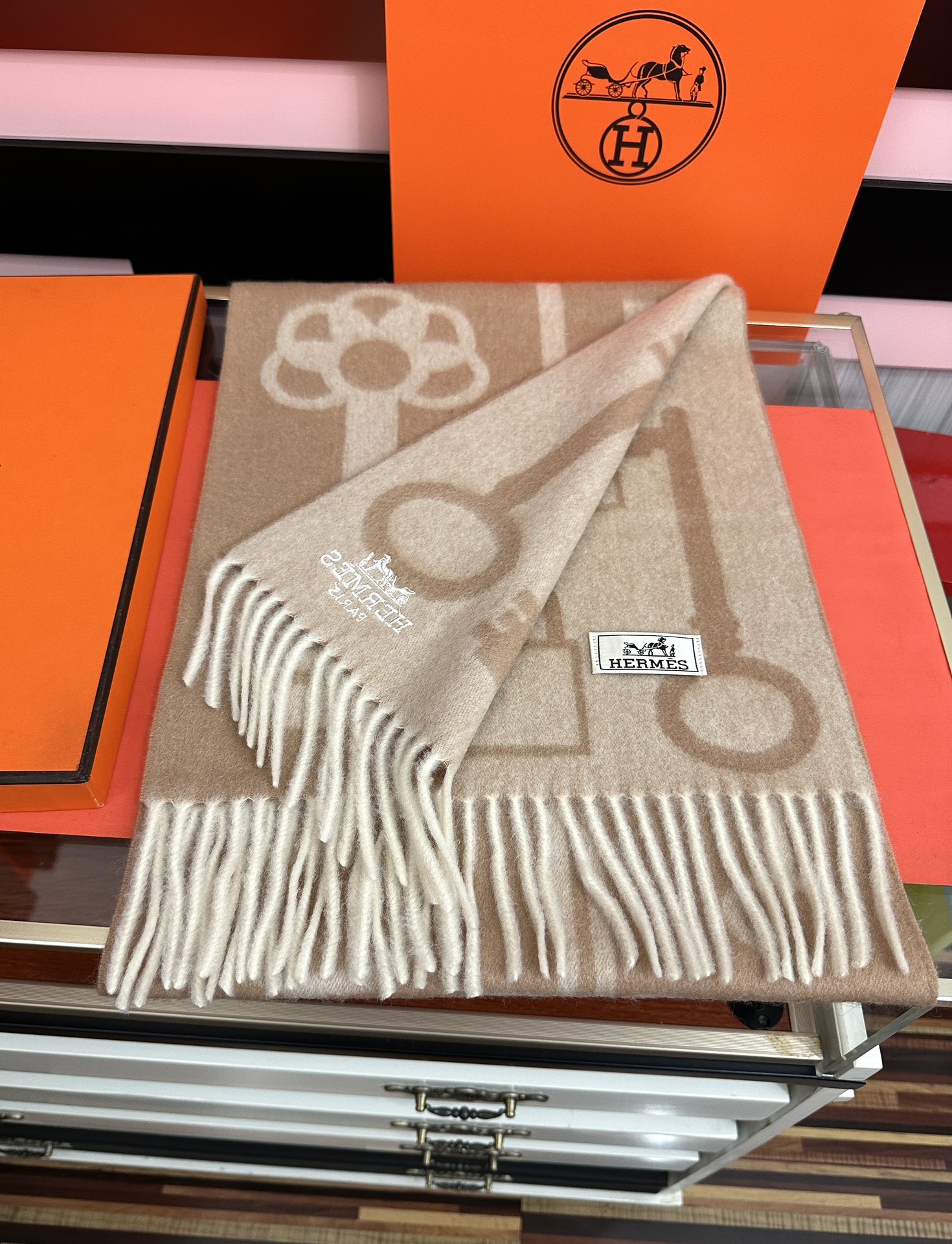 上新。H家爱马仕 最爆款采用内蒙古羊绒 🎉男女士情侣款👫围巾‼️太美了😎让人耳目一新的感觉[色][色][