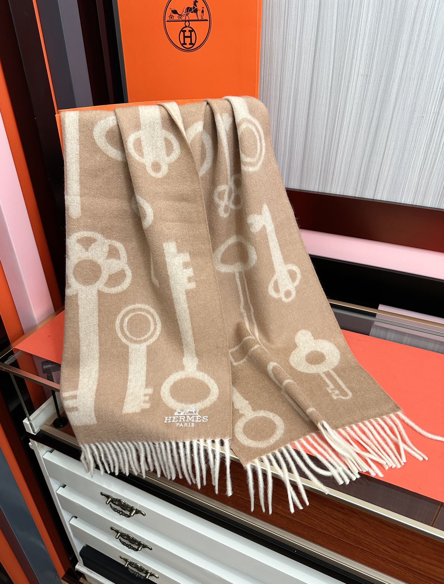 上新。H家爱马仕 最爆款采用内蒙古羊绒 🎉男女士情侣款👫围巾‼️太美了😎让人耳目一新的感觉[色][色][