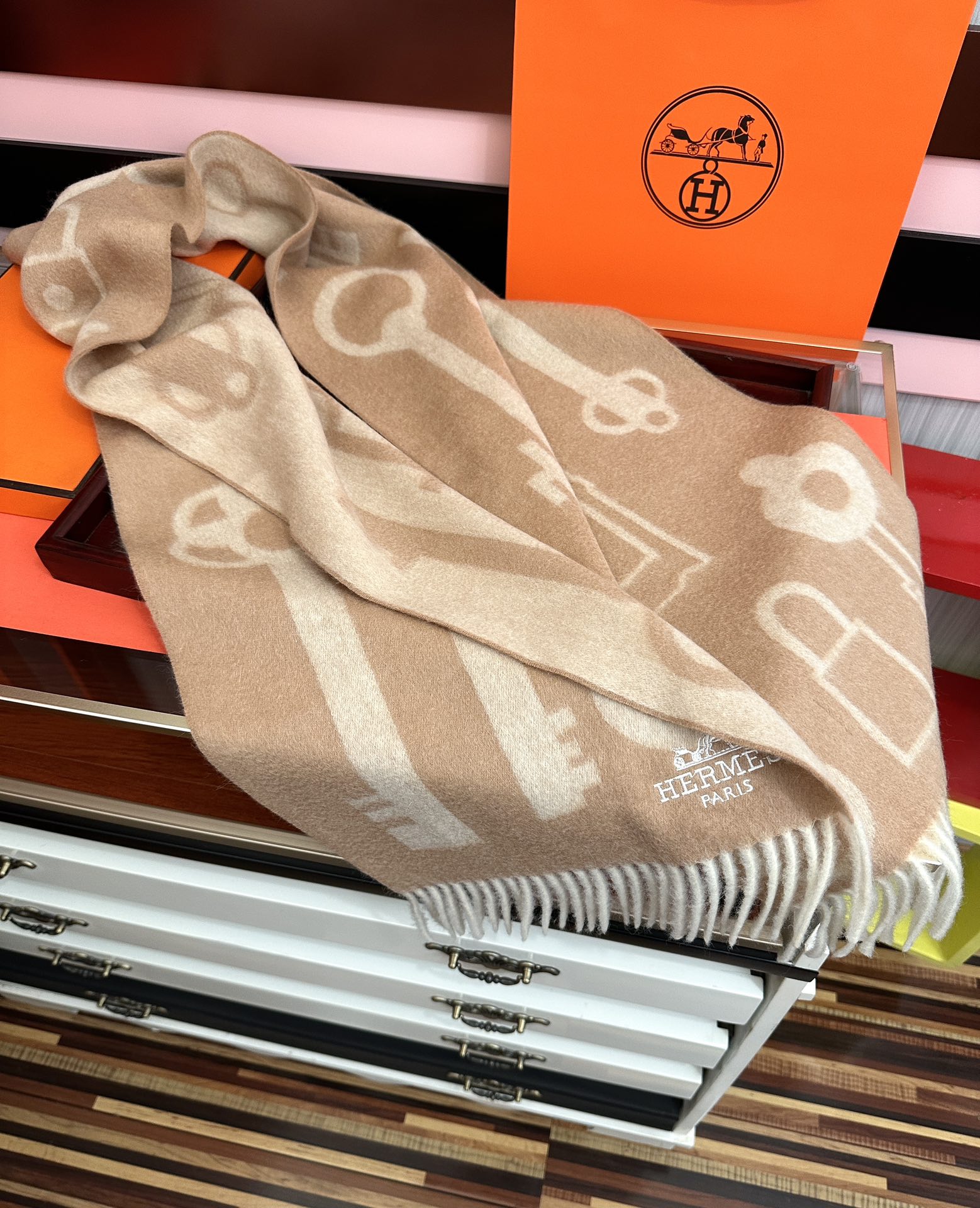 上新。H家爱马仕 最爆款采用内蒙古羊绒 🎉男女士情侣款👫围巾‼️太美了😎让人耳目一新的感觉[色][色][