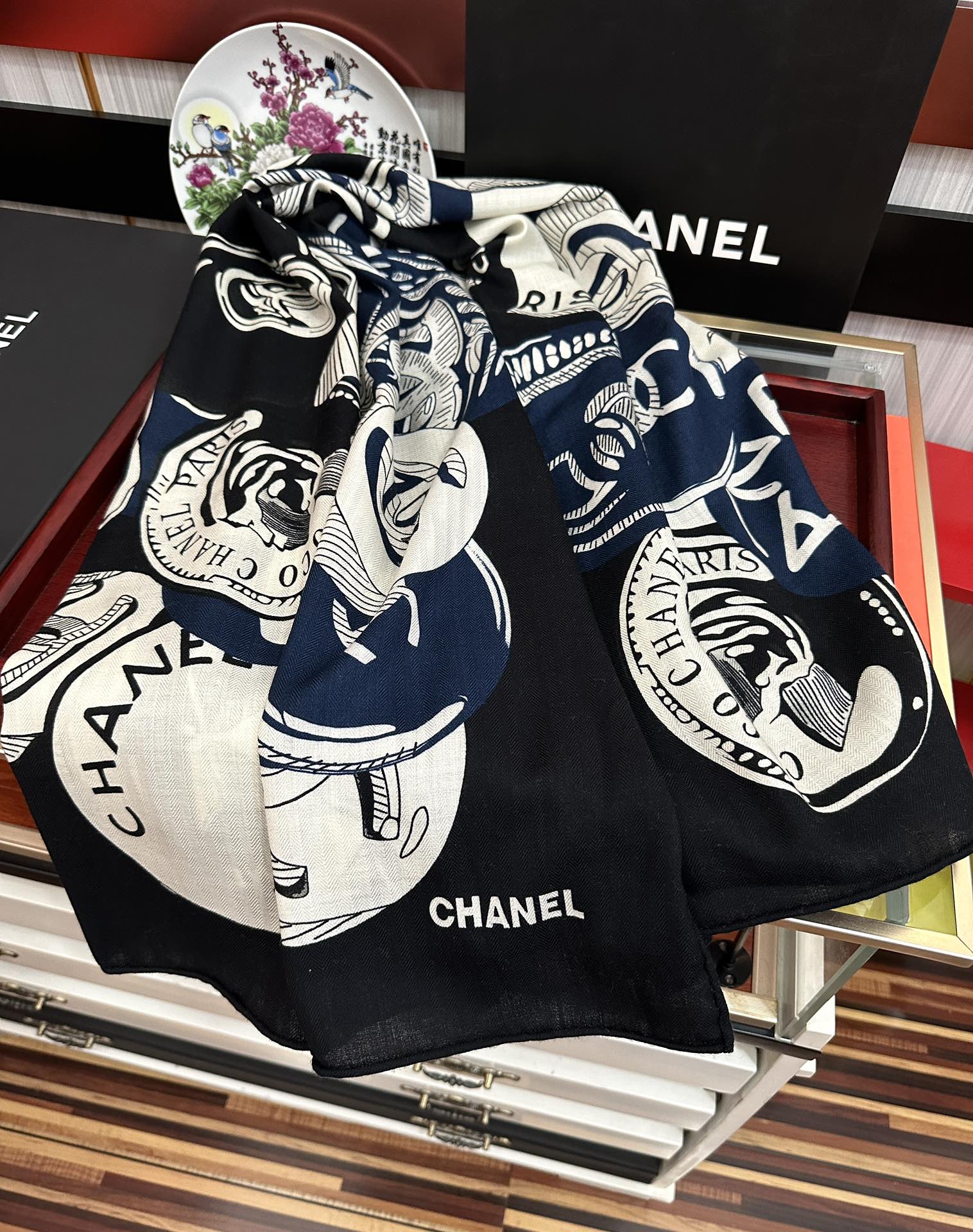 。香奈儿 【双面同色】经典双C优雅Coco风[礼物]~气质到骨子里[色]香奶奶新一季的面料超高级，真心超