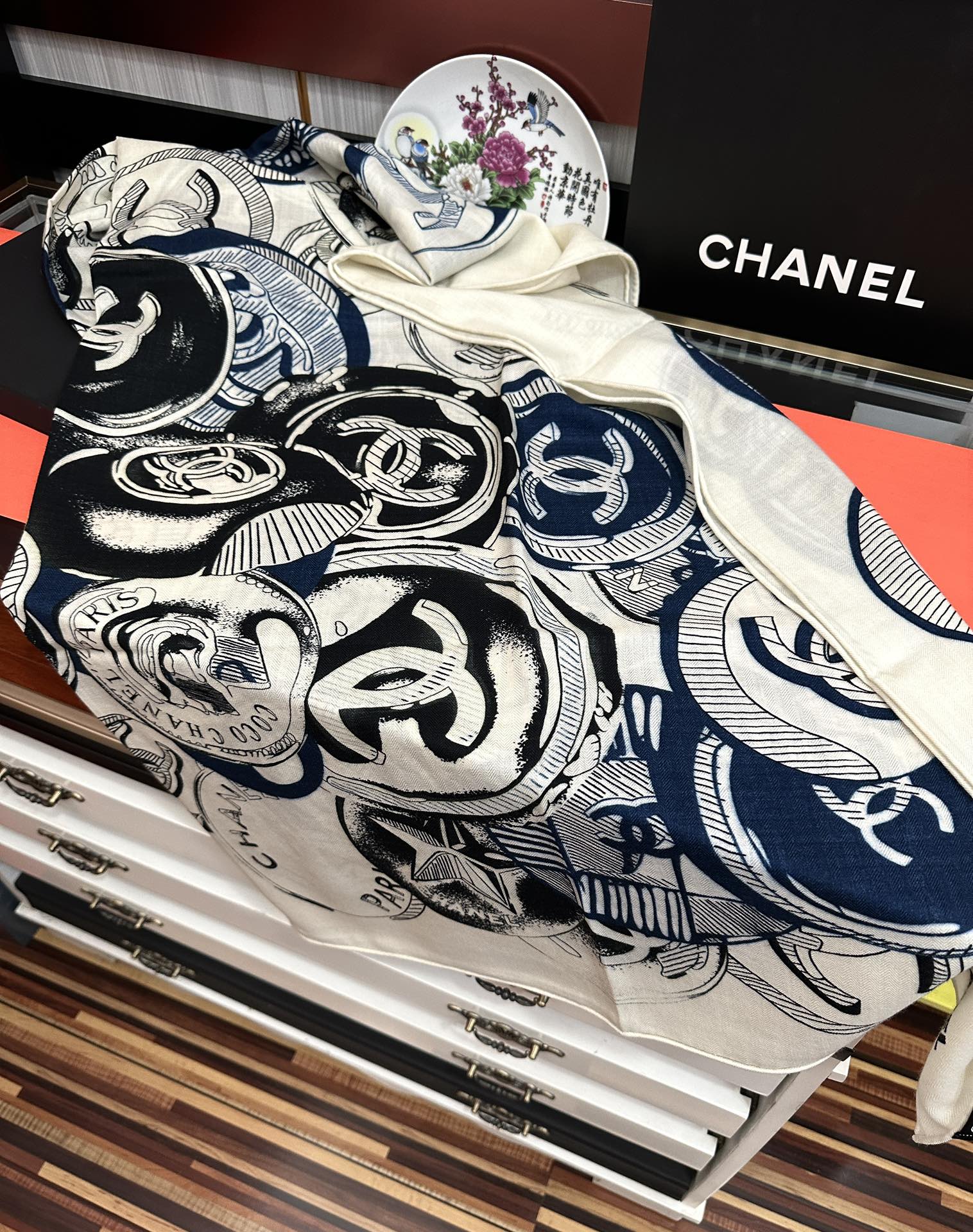 。香奈儿 【双面同色】经典双C优雅Coco风[礼物]~气质到骨子里[色]香奶奶新一季的面料超高级，真心超