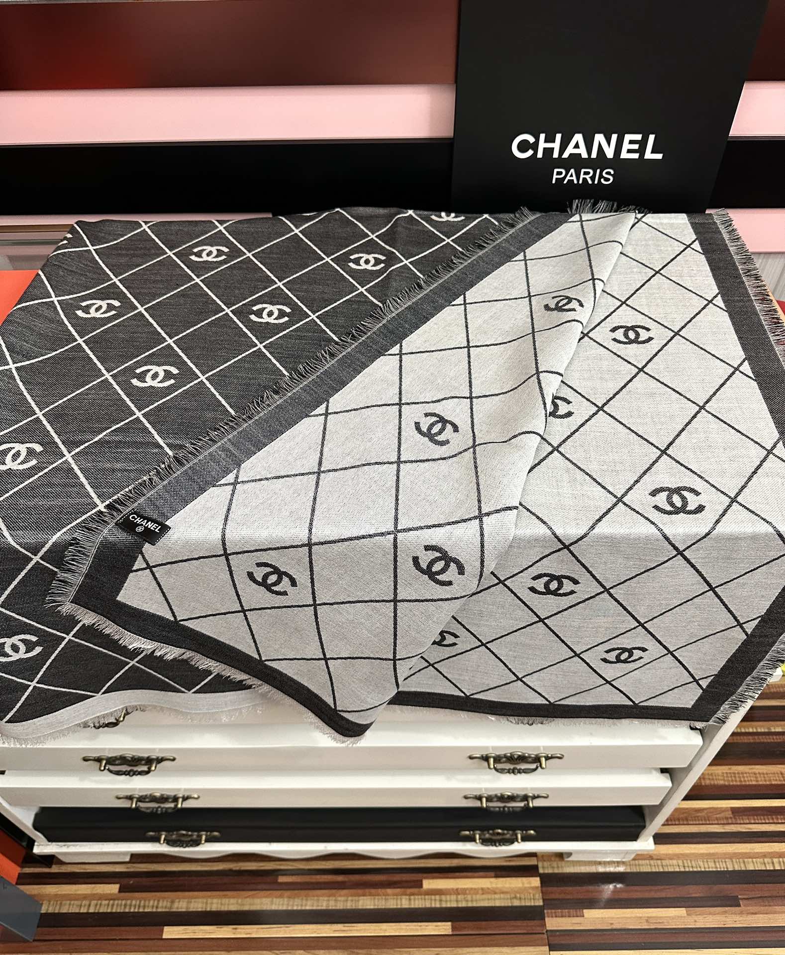 。香奈儿上新❤️经典茶花优雅Coco风[强]Chanel最新丝绒大方巾~气质到骨子里[庆祝]香奶奶新一季