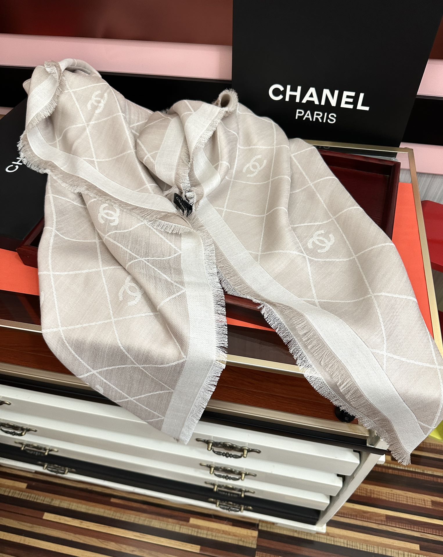 。香奈儿上新❤️经典茶花优雅Coco风[强]Chanel最新丝绒大方巾~气质到骨子里[庆祝]香奶奶新一季