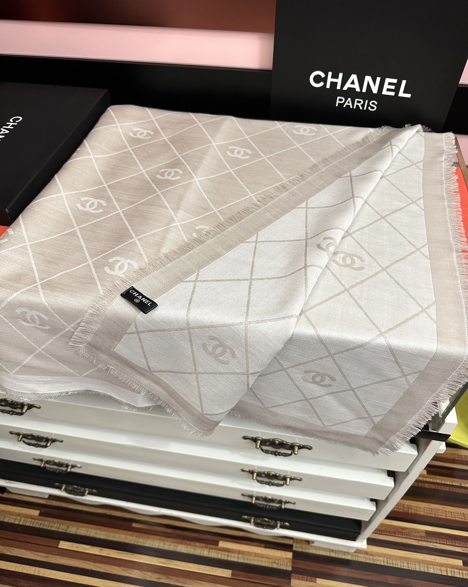 。香奈儿上新❤️经典茶花优雅Coco风[强]Chanel最新丝绒大方巾~气质到骨子里[庆祝]香奶奶新一季