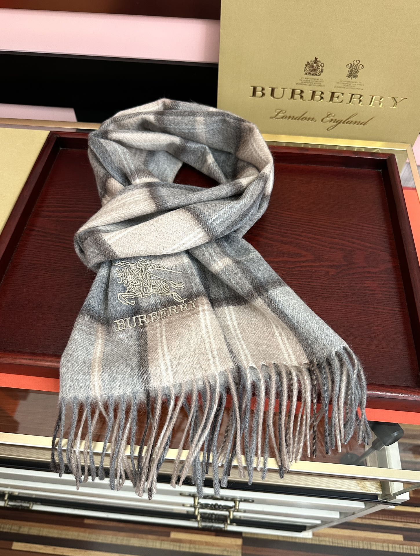 。85%山羊绒 水波纹 2025巴宝莉采用内蒙古顶级山羊绒，最新款男女通用情侣款👫重磅推荐💥 经典的格子