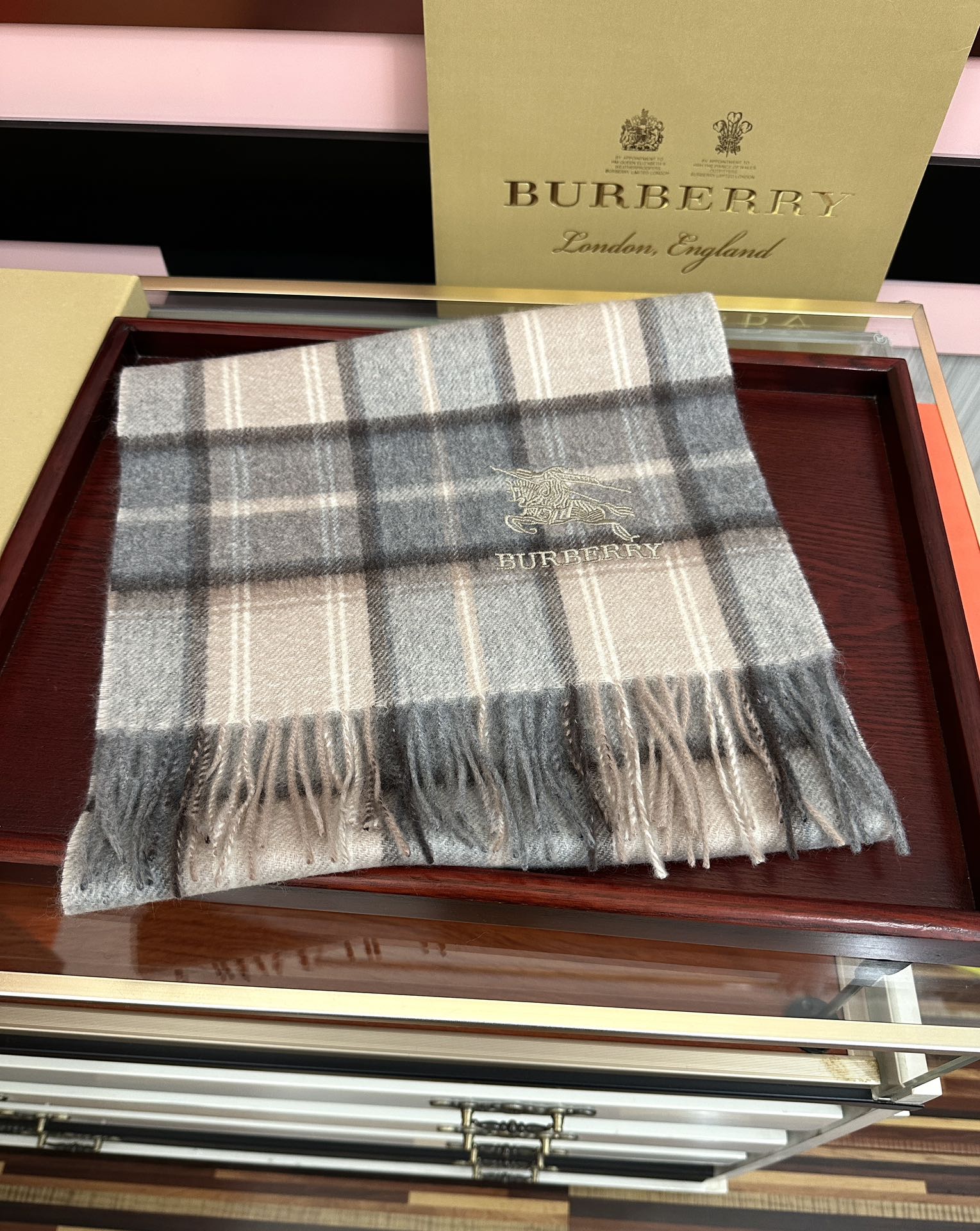 。85%山羊绒 水波纹 2025巴宝莉采用内蒙古顶级山羊绒，最新款男女通用情侣款👫重磅推荐💥 经典的格子