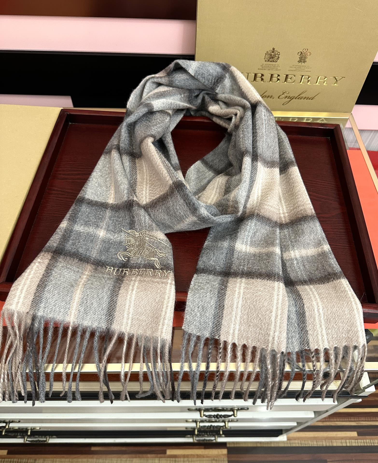 。85%山羊绒 水波纹 2025巴宝莉采用内蒙古顶级山羊绒，最新款男女通用情侣款👫重磅推荐💥 经典的格子