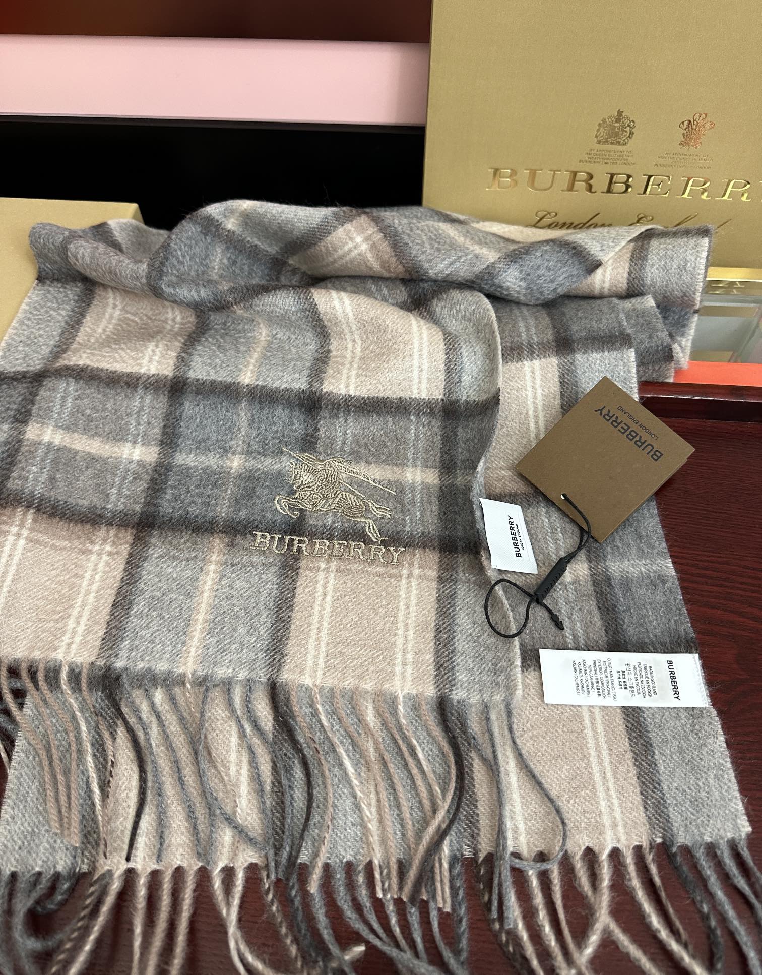 。85%山羊绒 水波纹 2025巴宝莉采用内蒙古顶级山羊绒，最新款男女通用情侣款👫重磅推荐💥 经典的格子