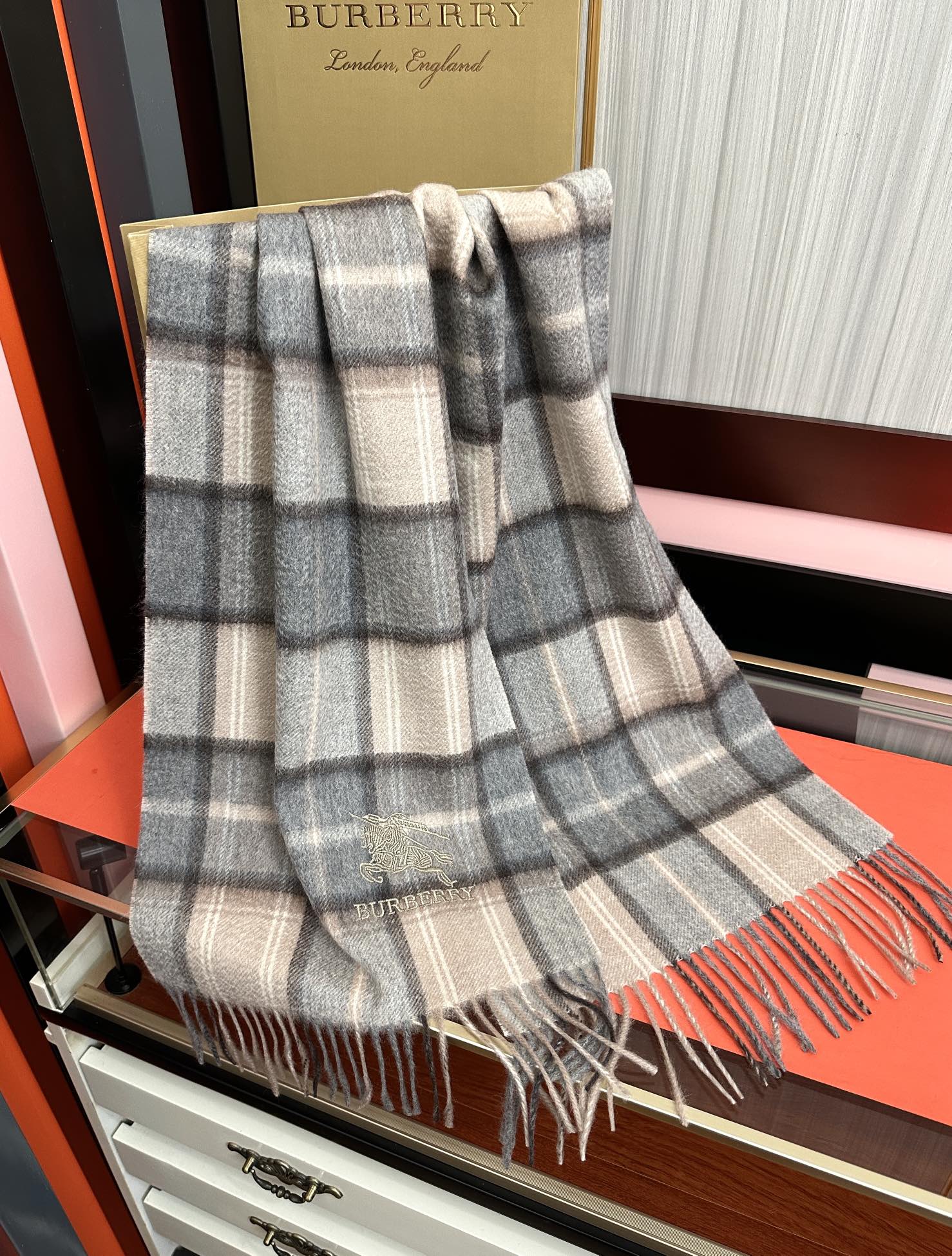 。85%山羊绒 水波纹 2025巴宝莉采用内蒙古顶级山羊绒，最新款男女通用情侣款👫重磅推荐💥 经典的格子