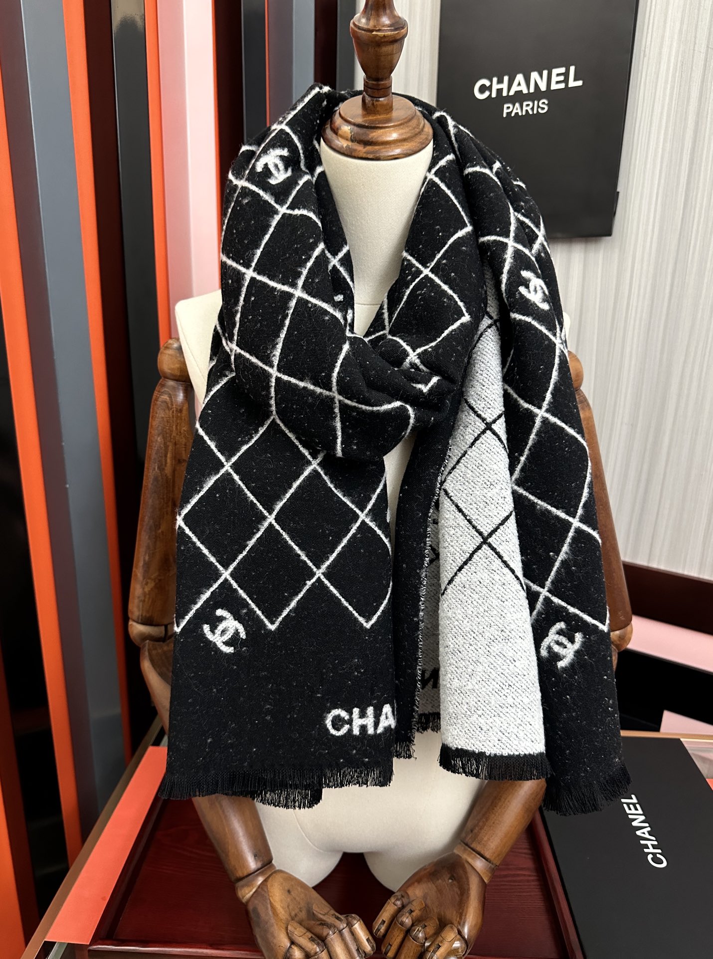 。 小香 爆款披肩！超美🫐融合了经典菱格图案与双C Logo字母元素[庆祝]采用双面提花工艺，黑灰配色高
