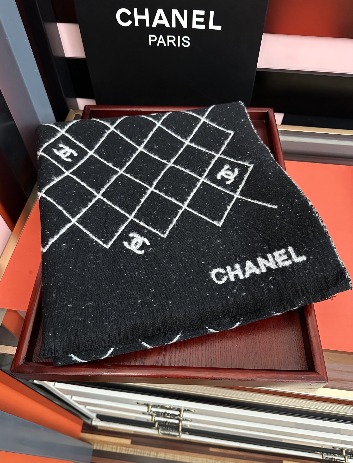 。 小香 爆款披肩！超美🫐融合了经典菱格图案与双C Logo字母元素[庆祝]采用双面提花工艺，黑灰配色高