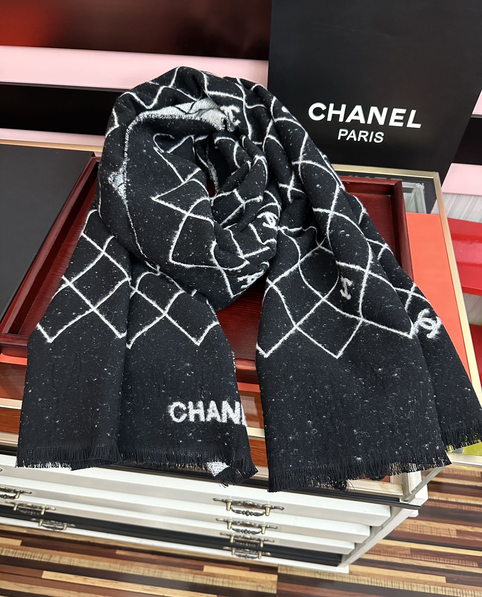 。 小香 爆款披肩！超美🫐融合了经典菱格图案与双C Logo字母元素[庆祝]采用双面提花工艺，黑灰配色高