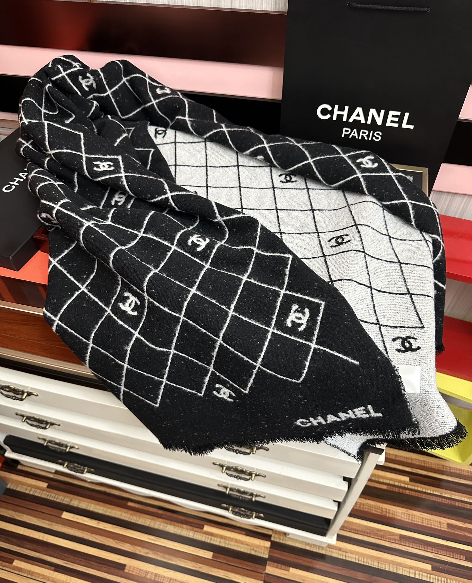 。 小香 爆款披肩！超美🫐融合了经典菱格图案与双C Logo字母元素[庆祝]采用双面提花工艺，黑灰配色高