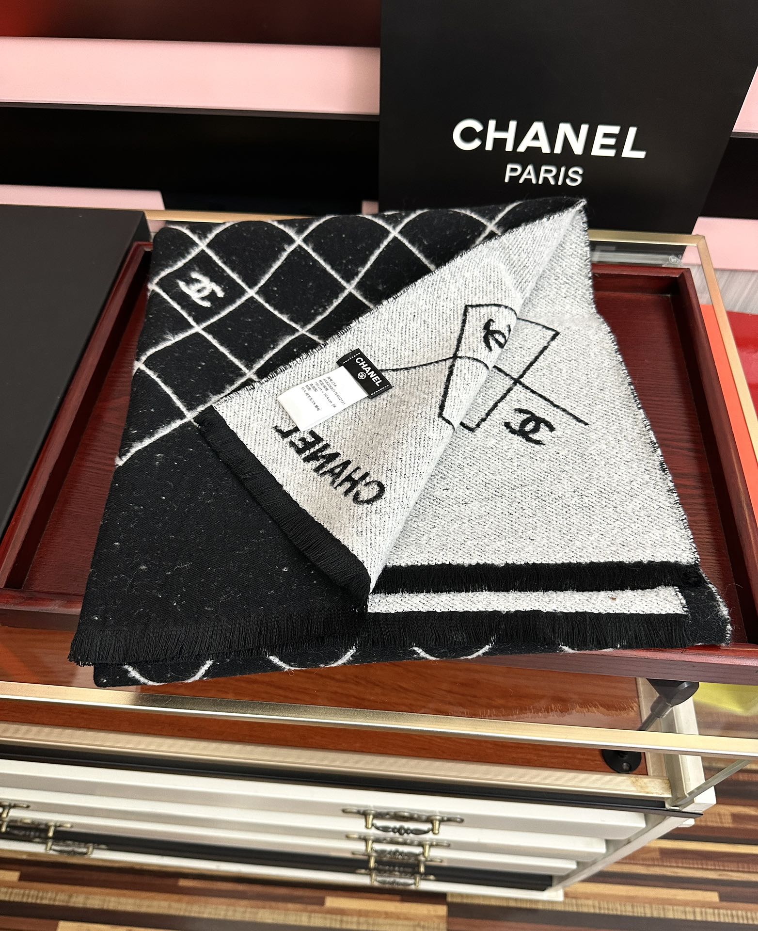 。 小香 爆款披肩！超美🫐融合了经典菱格图案与双C Logo字母元素[庆祝]采用双面提花工艺，黑灰配色高