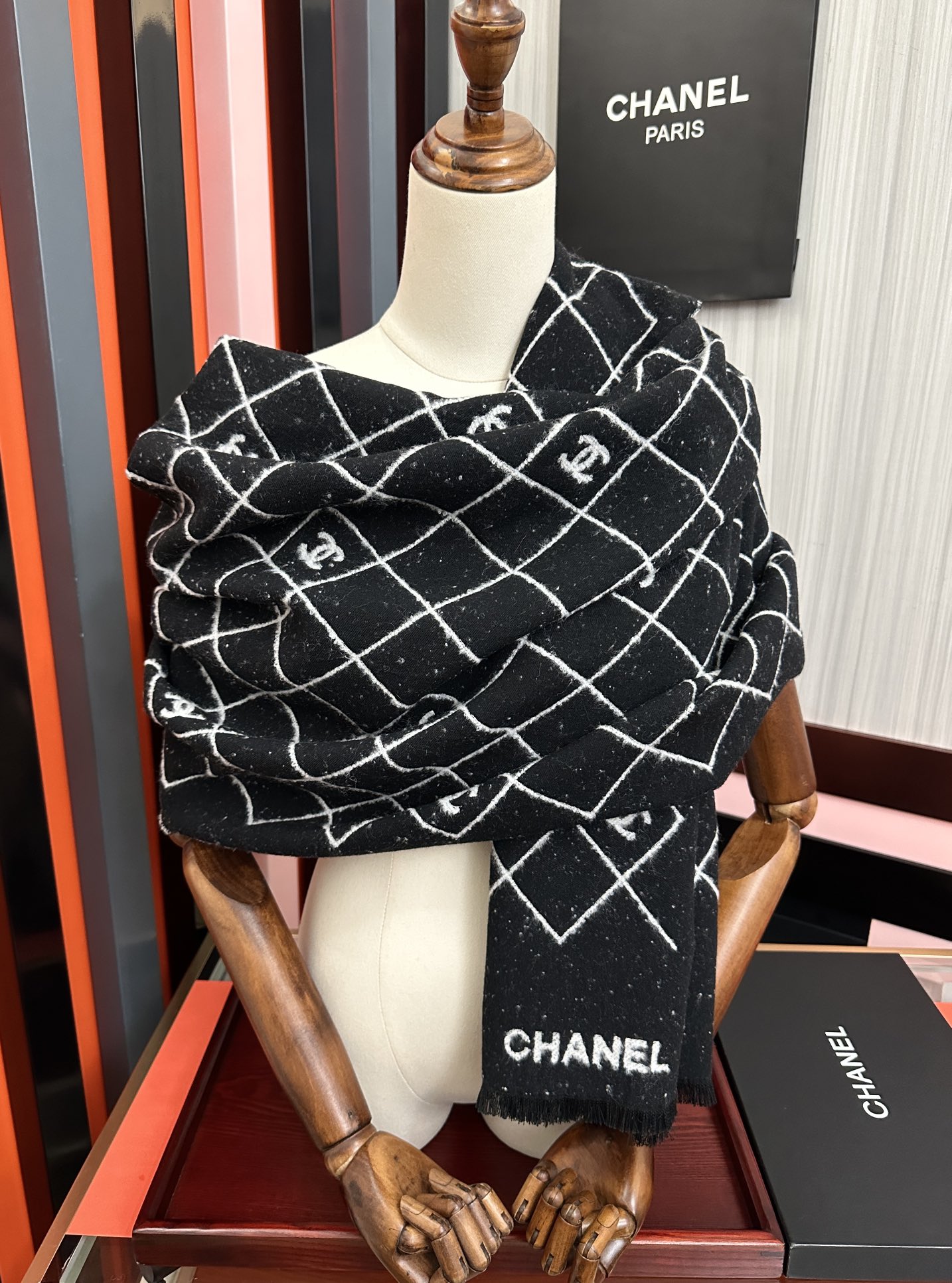 。 小香 爆款披肩！超美🫐融合了经典菱格图案与双C Logo字母元素[庆祝]采用双面提花工艺，黑灰配色高