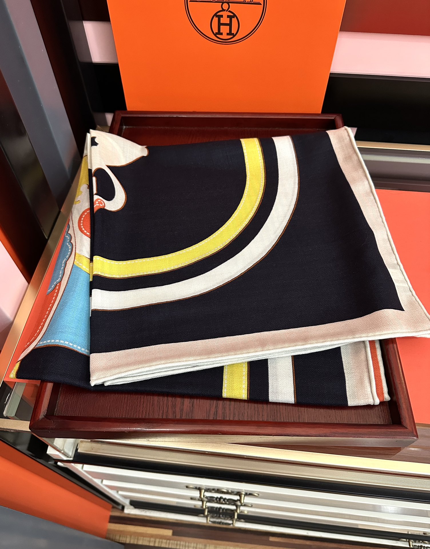 新款。爱马仕 ZG同步秋冬新款[爱心]新一季丝巾采购清单估计各位养马人们已经列好了[太阳]我就不推荐了回