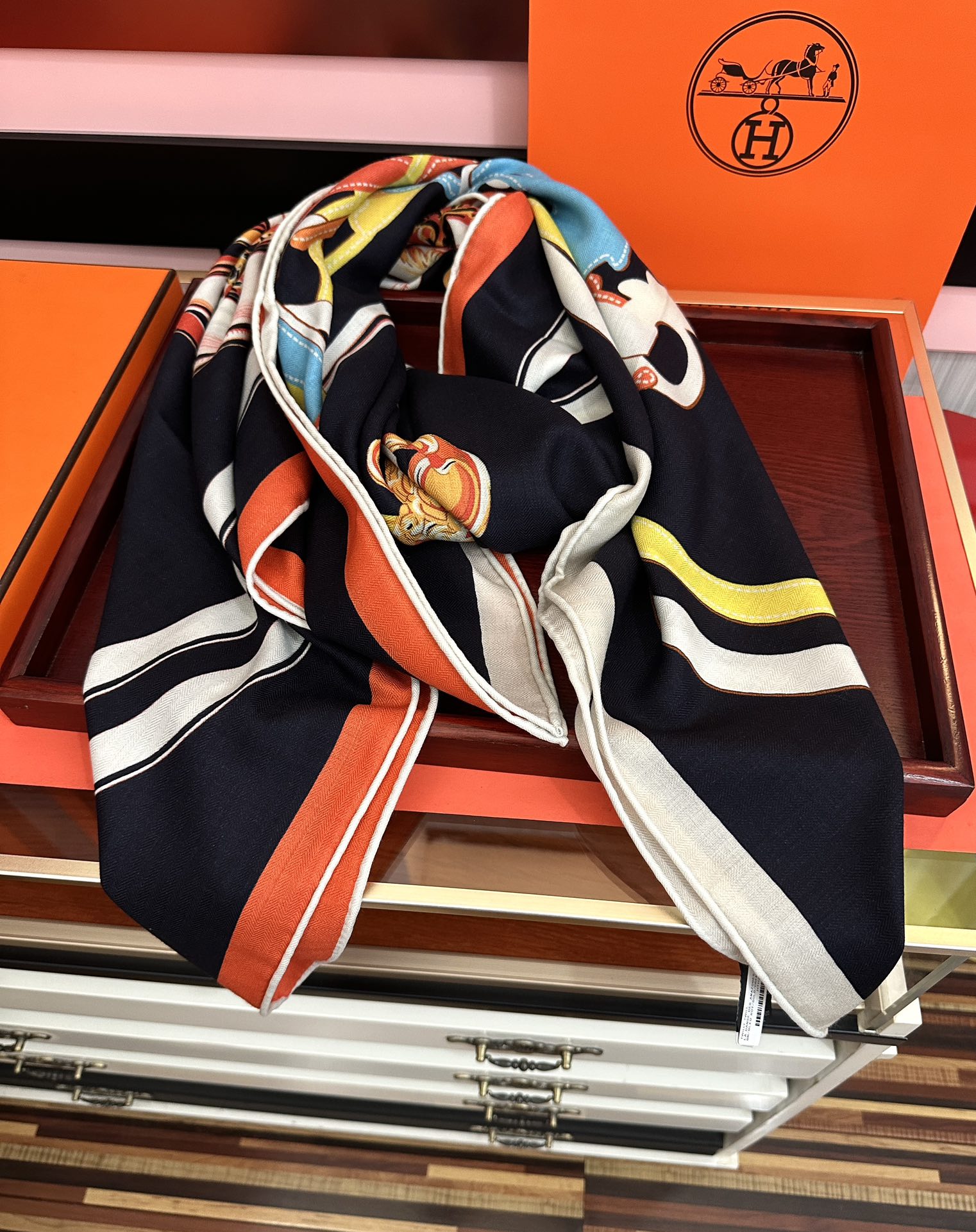 新款。爱马仕 ZG同步秋冬新款[爱心]新一季丝巾采购清单估计各位养马人们已经列好了[太阳]我就不推荐了回