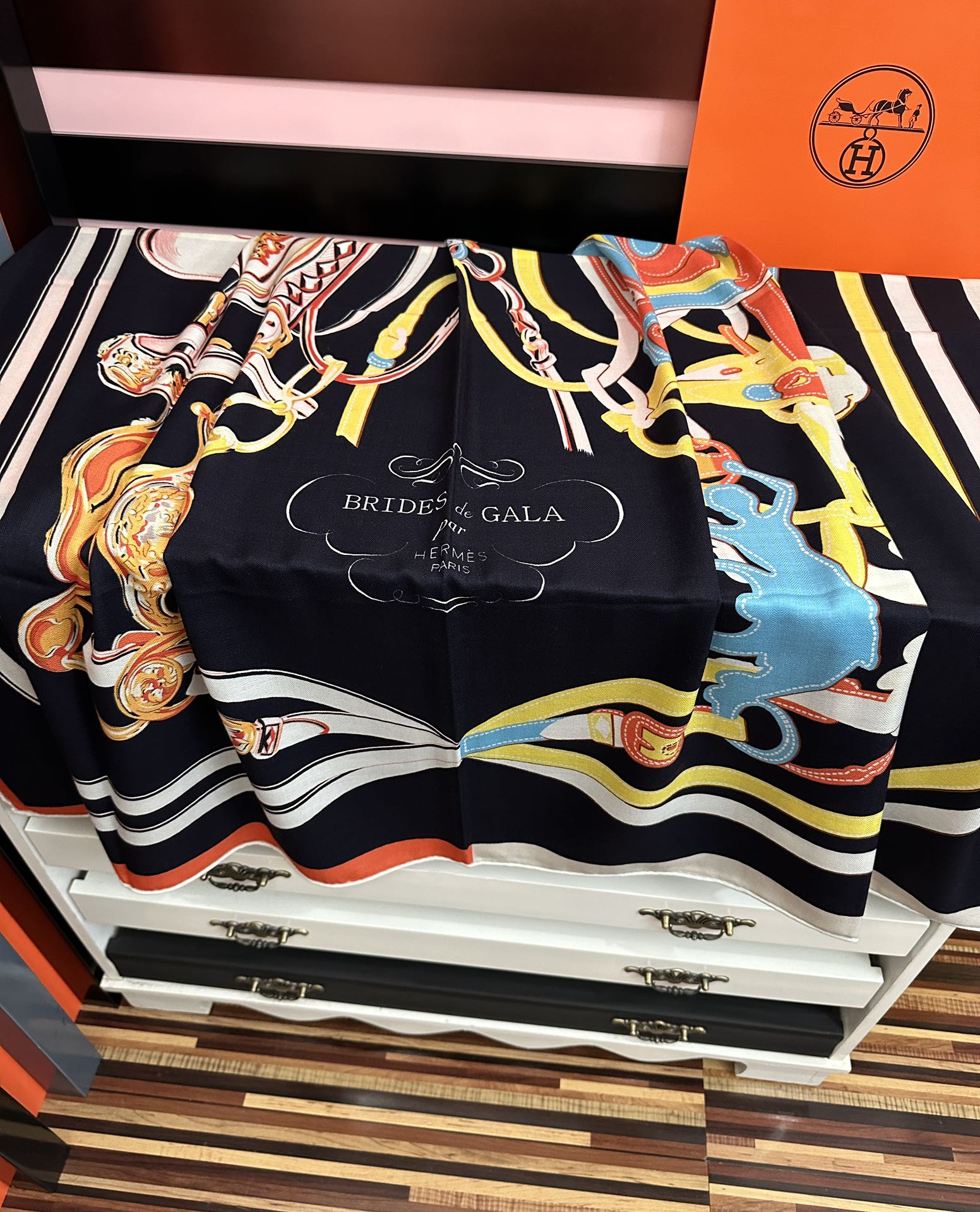 新款。爱马仕 ZG同步秋冬新款[爱心]新一季丝巾采购清单估计各位养马人们已经列好了[太阳]我就不推荐了回