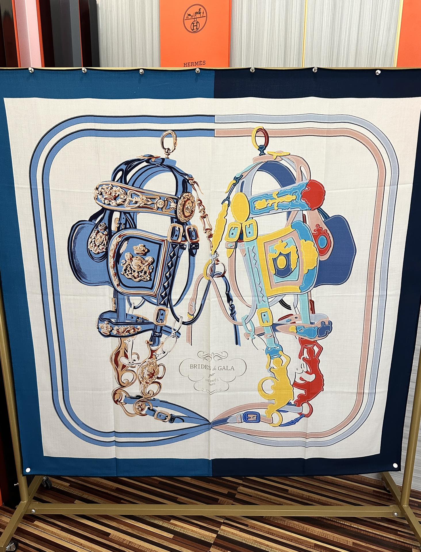 新款。爱马仕 ZG同步秋冬新款[爱心]新一季丝巾采购清单估计各位养马人们已经列好了[太阳]我就不推荐了回