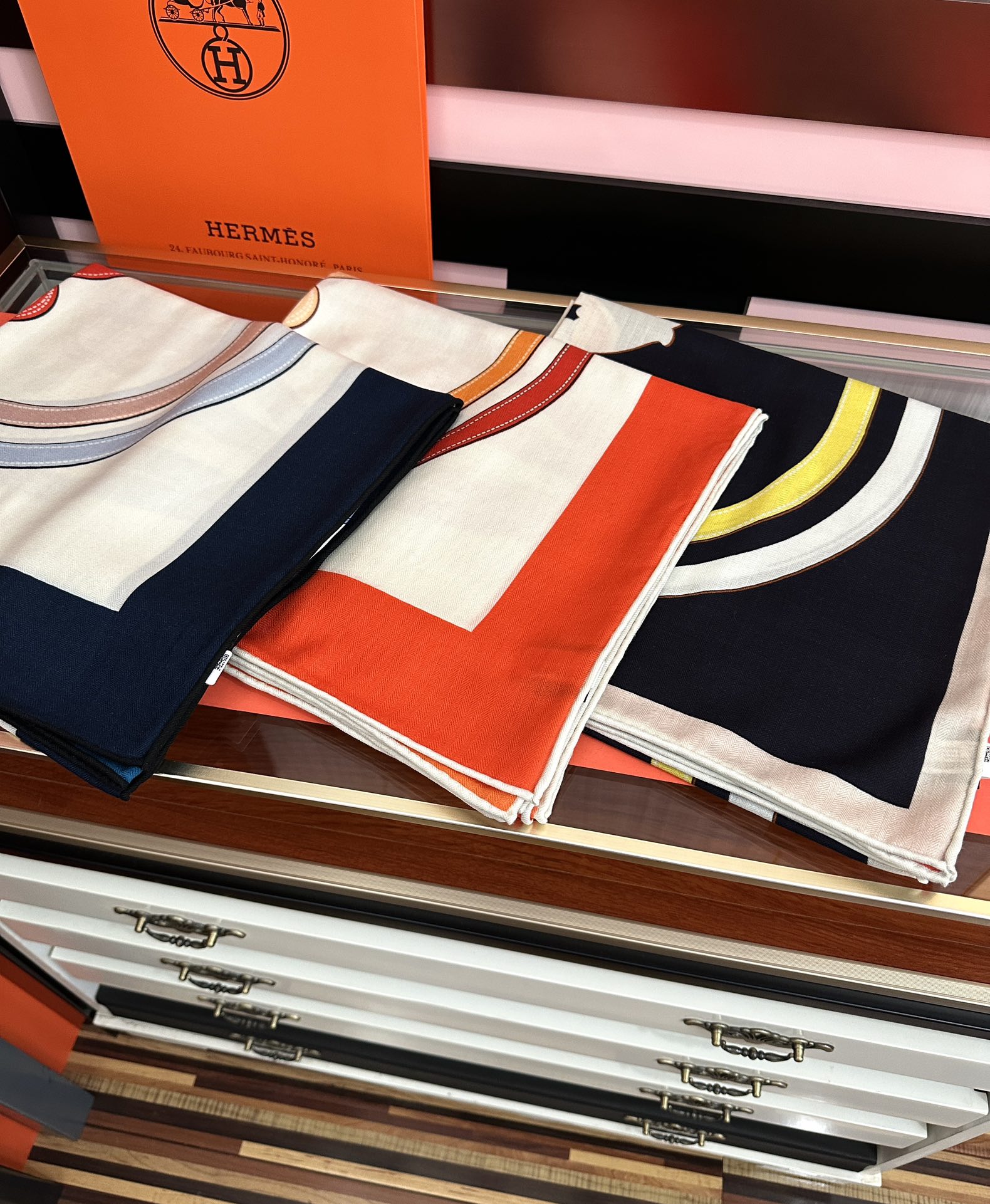 新款。爱马仕 ZG同步秋冬新款[爱心]新一季丝巾采购清单估计各位养马人们已经列好了[太阳]我就不推荐了回