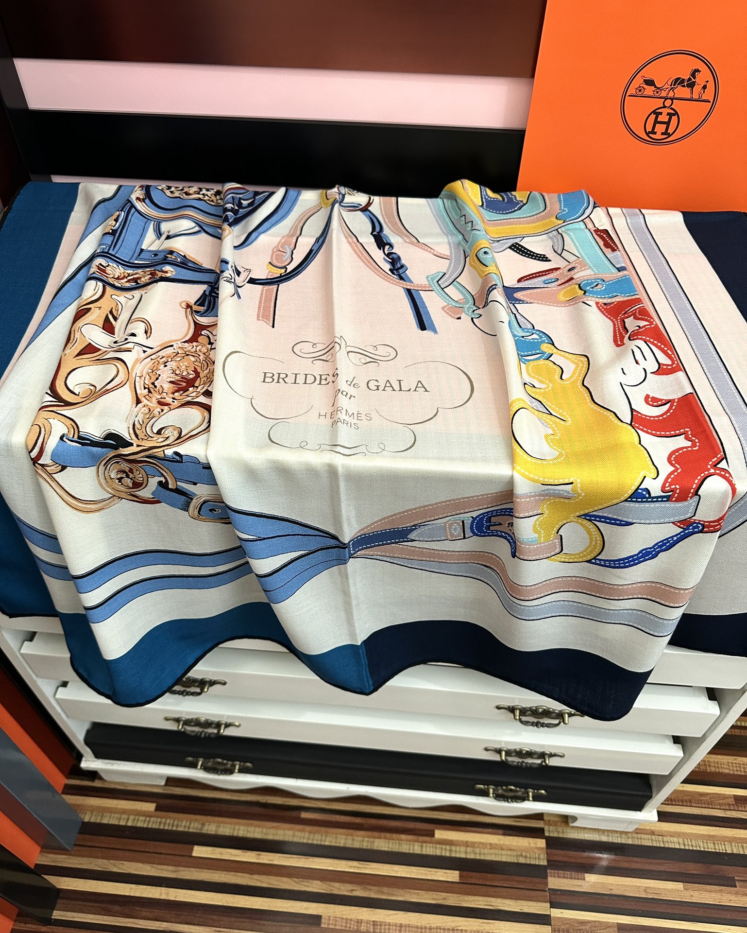 新款。爱马仕 ZG同步秋冬新款[爱心]新一季丝巾采购清单估计各位养马人们已经列好了[太阳]我就不推荐了回