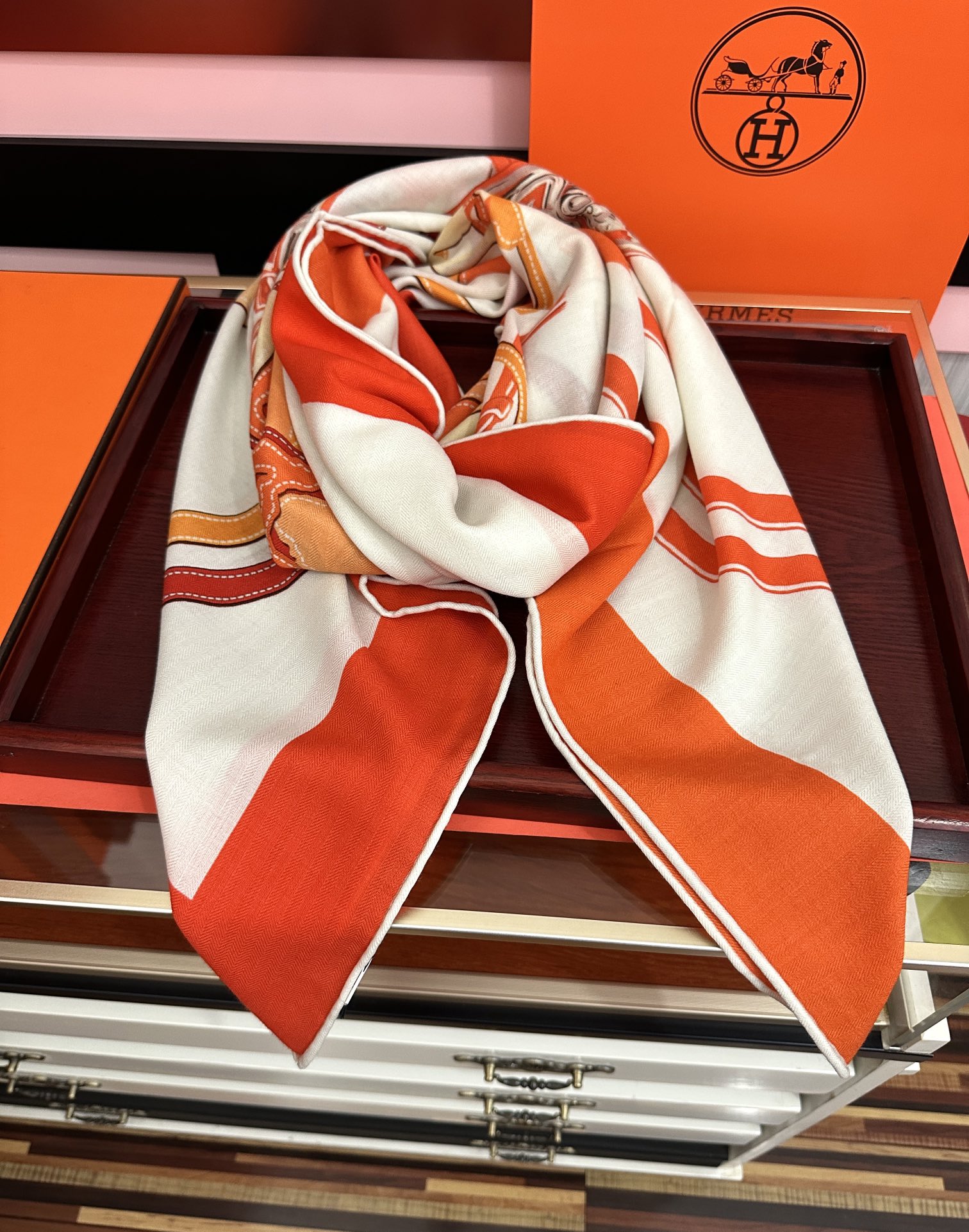 新款。爱马仕 ZG同步秋冬新款[爱心]新一季丝巾采购清单估计各位养马人们已经列好了[太阳]我就不推荐了回