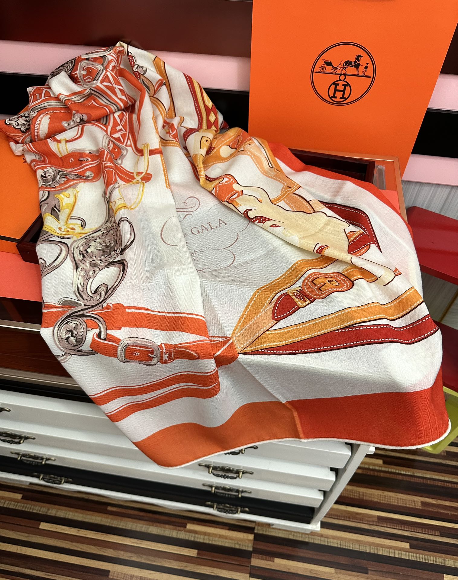 新款。爱马仕 ZG同步秋冬新款[爱心]新一季丝巾采购清单估计各位养马人们已经列好了[太阳]我就不推荐了回