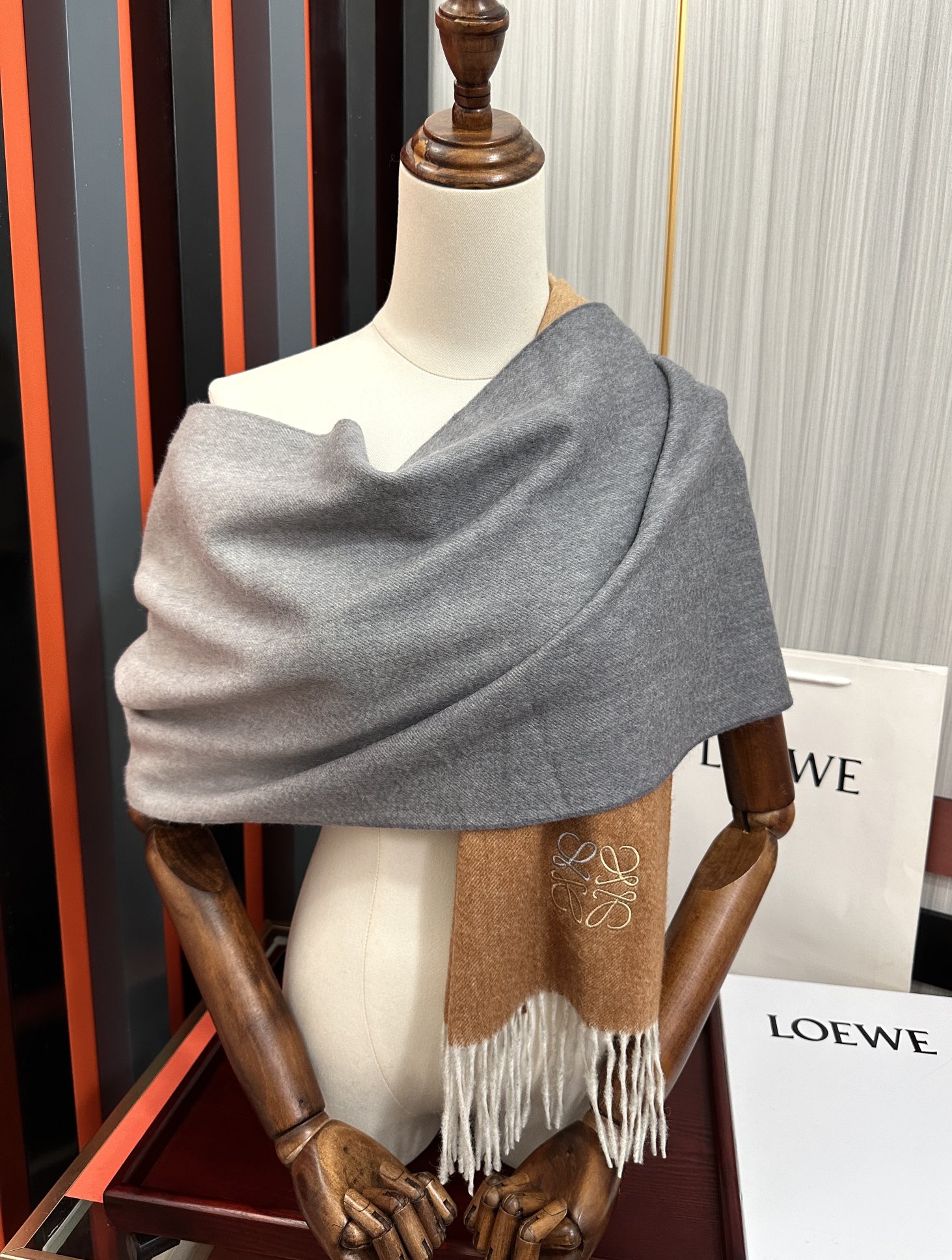 。 2010新品，太美了，罗意威，采用内蒙古山羊绒，渐变系列，最新款男女通用情侣款👫重磅推荐💥 经典的格