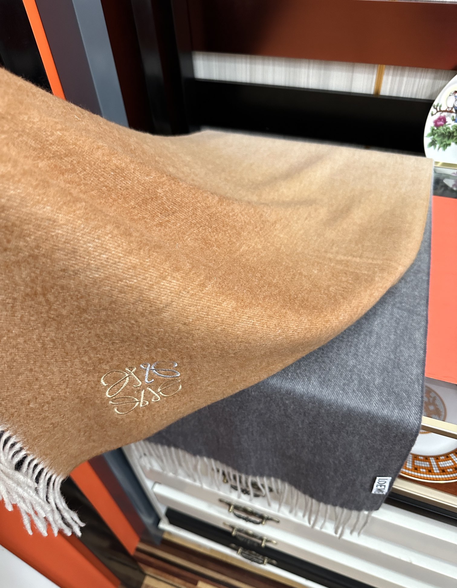 。 2010新品，太美了，罗意威，采用内蒙古山羊绒，渐变系列，最新款男女通用情侣款👫重磅推荐💥 经典的格