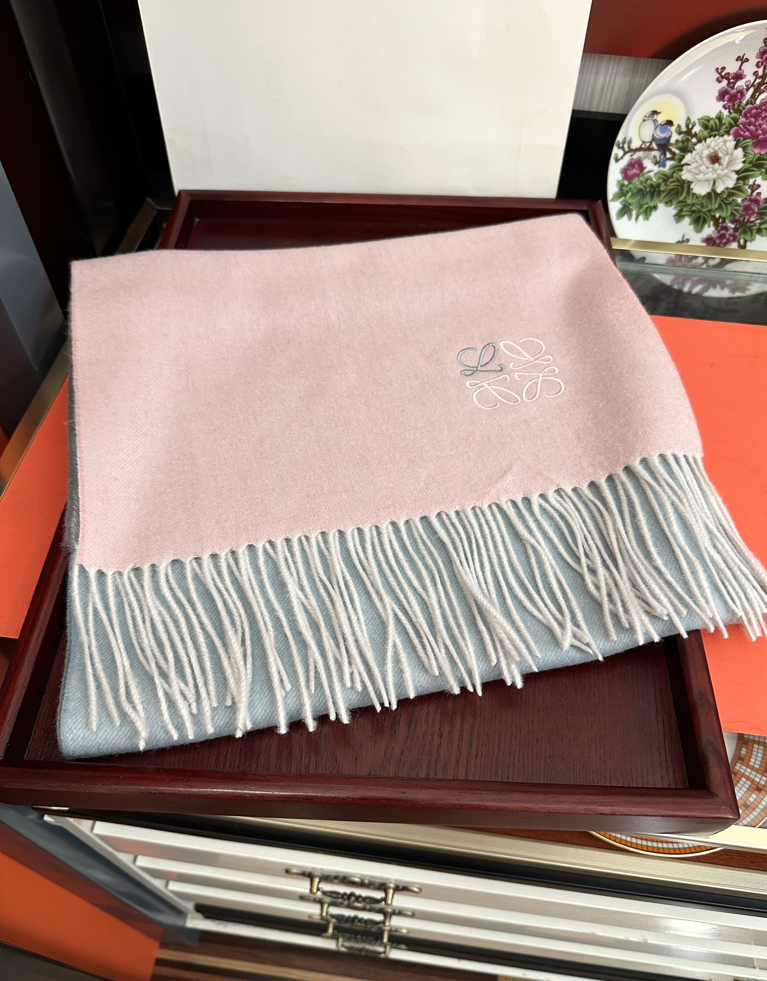 。 2010新品，太美了，罗意威，采用内蒙古山羊绒，渐变系列，最新款男女通用情侣款👫重磅推荐💥 经典的格