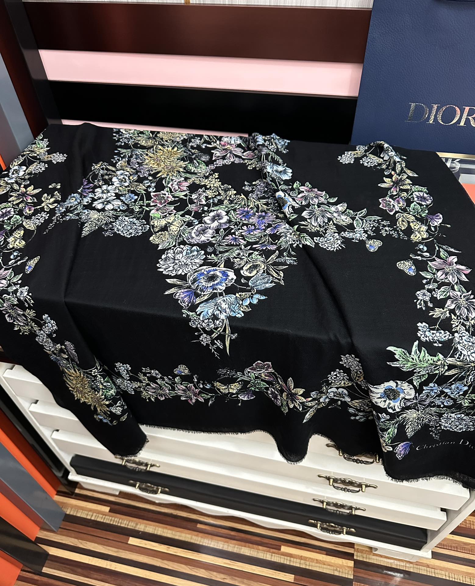 。新款 迪奥 最新款 【花卉系列】重磅推荐必备款 顶级设计太美了，真心赞👍😘💍实物真心美 🎀披肩配以印花
