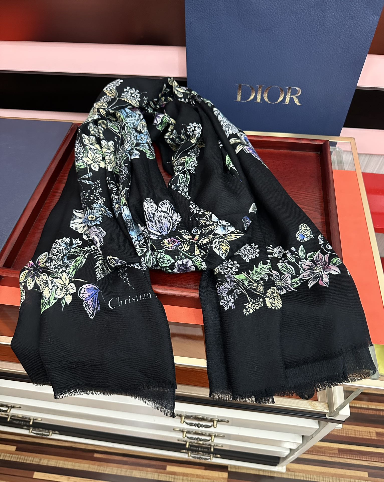 。新款 迪奥 最新款 【花卉系列】重磅推荐必备款 顶级设计太美了，真心赞👍😘💍实物真心美 🎀披肩配以印花
