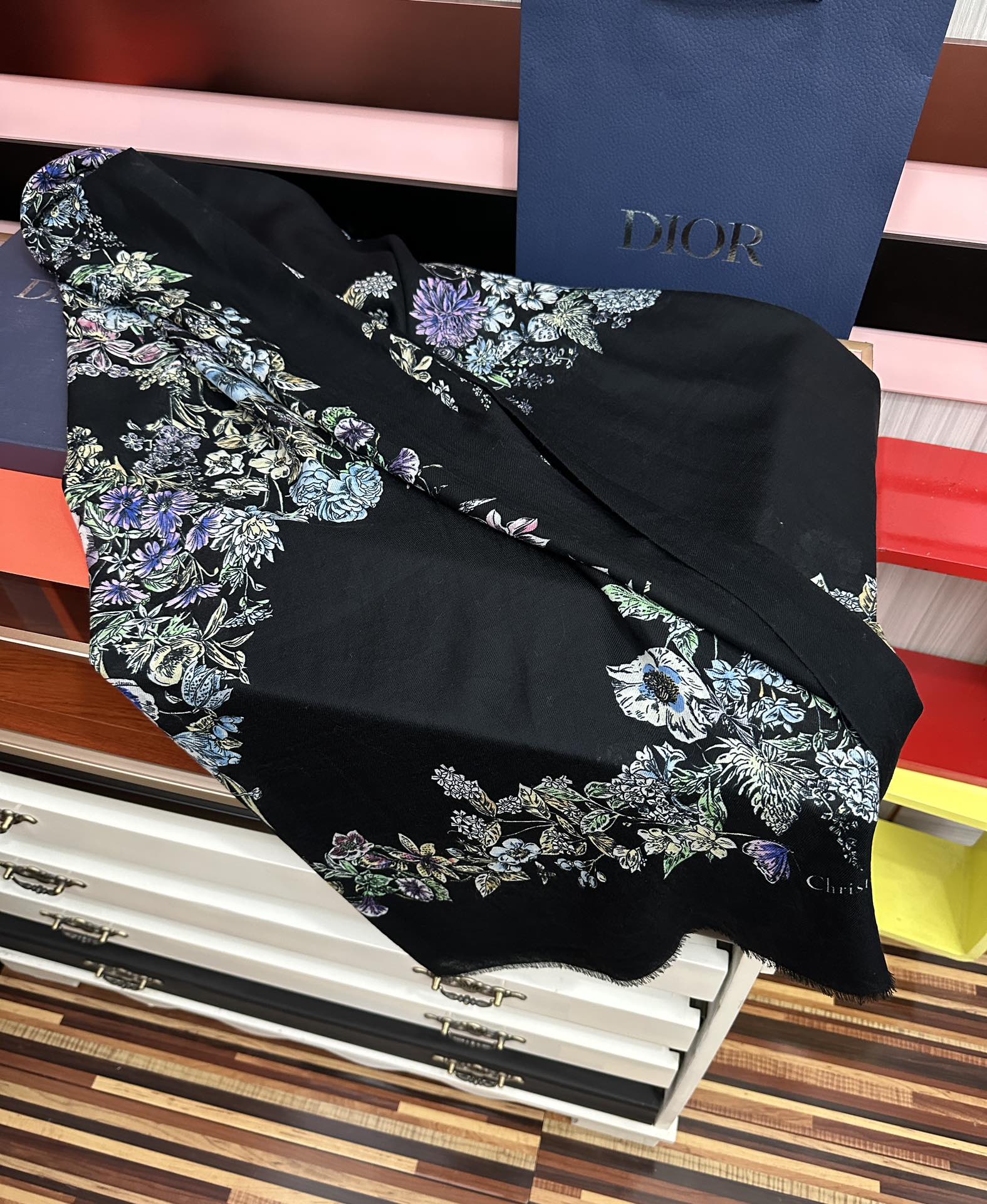 。新款 迪奥 最新款 【花卉系列】重磅推荐必备款 顶级设计太美了，真心赞👍😘💍实物真心美 🎀披肩配以印花