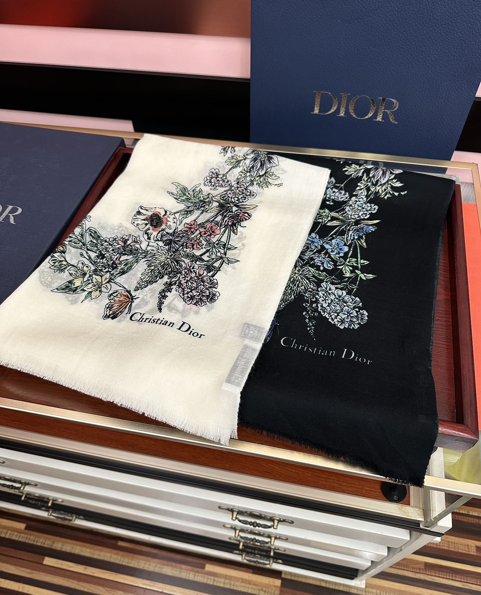 。新款 迪奥 最新款 【花卉系列】重磅推荐必备款 顶级设计太美了，真心赞👍😘💍实物真心美 🎀披肩配以印花