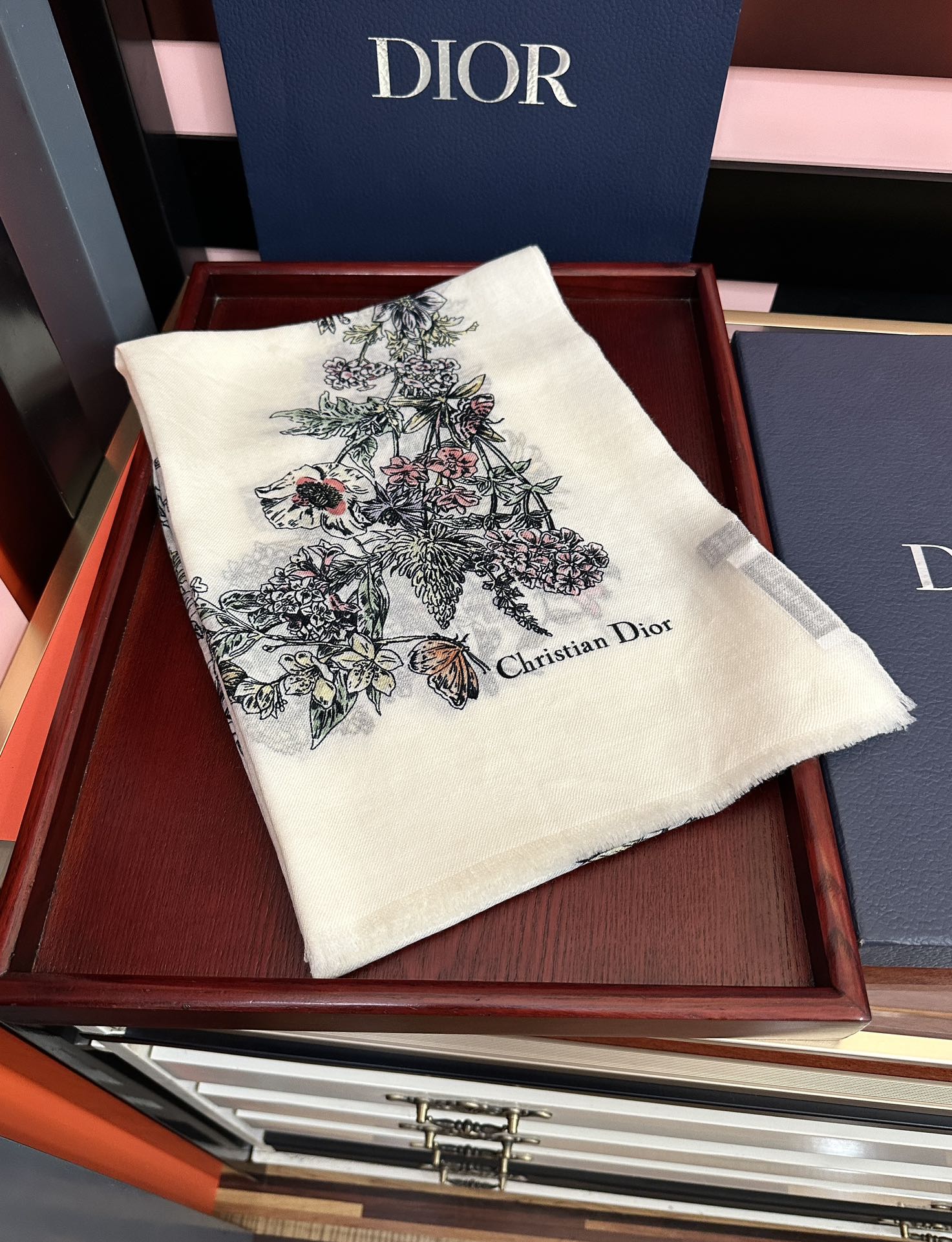 。新款 迪奥 最新款 【花卉系列】重磅推荐必备款 顶级设计太美了，真心赞👍😘💍实物真心美 🎀披肩配以印花