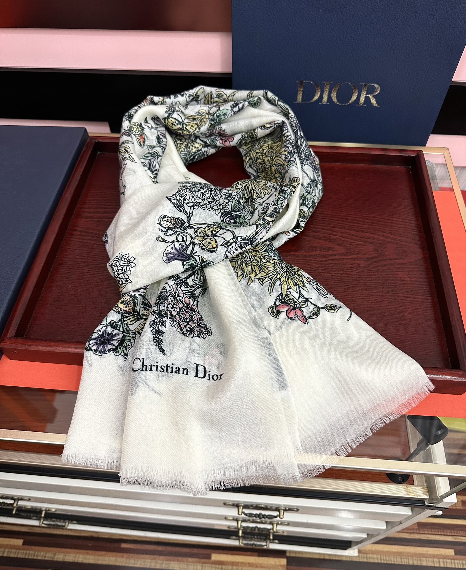 。新款 迪奥 最新款 【花卉系列】重磅推荐必备款 顶级设计太美了，真心赞👍😘💍实物真心美 🎀披肩配以印花