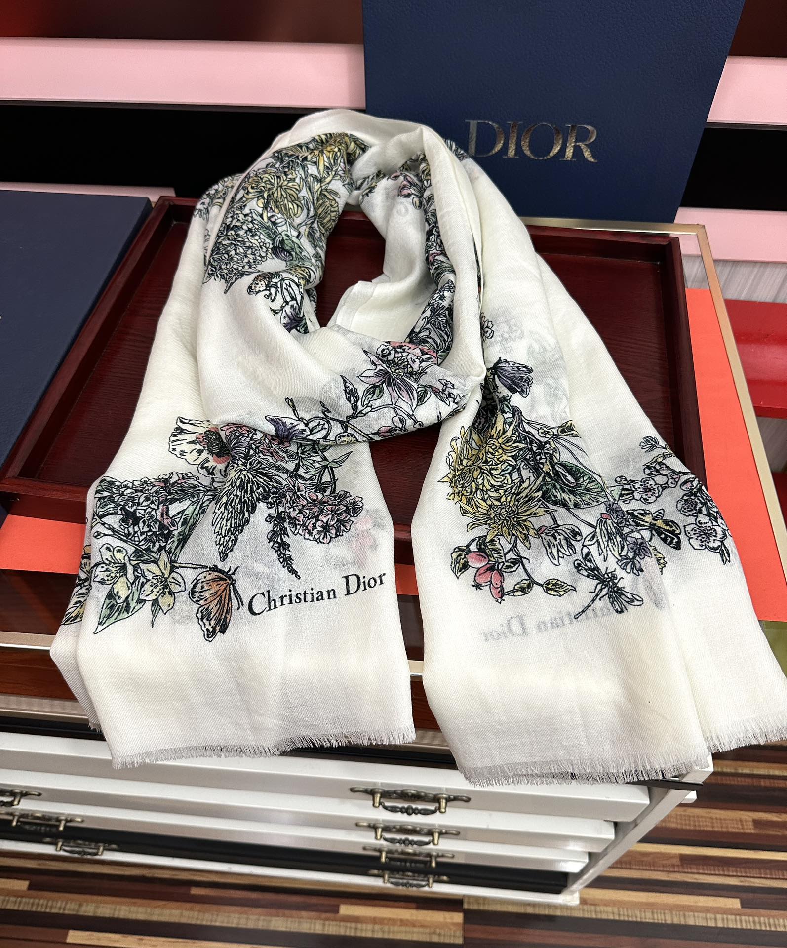 。新款 迪奥 最新款 【花卉系列】重磅推荐必备款 顶级设计太美了，真心赞👍😘💍实物真心美 🎀披肩配以印花