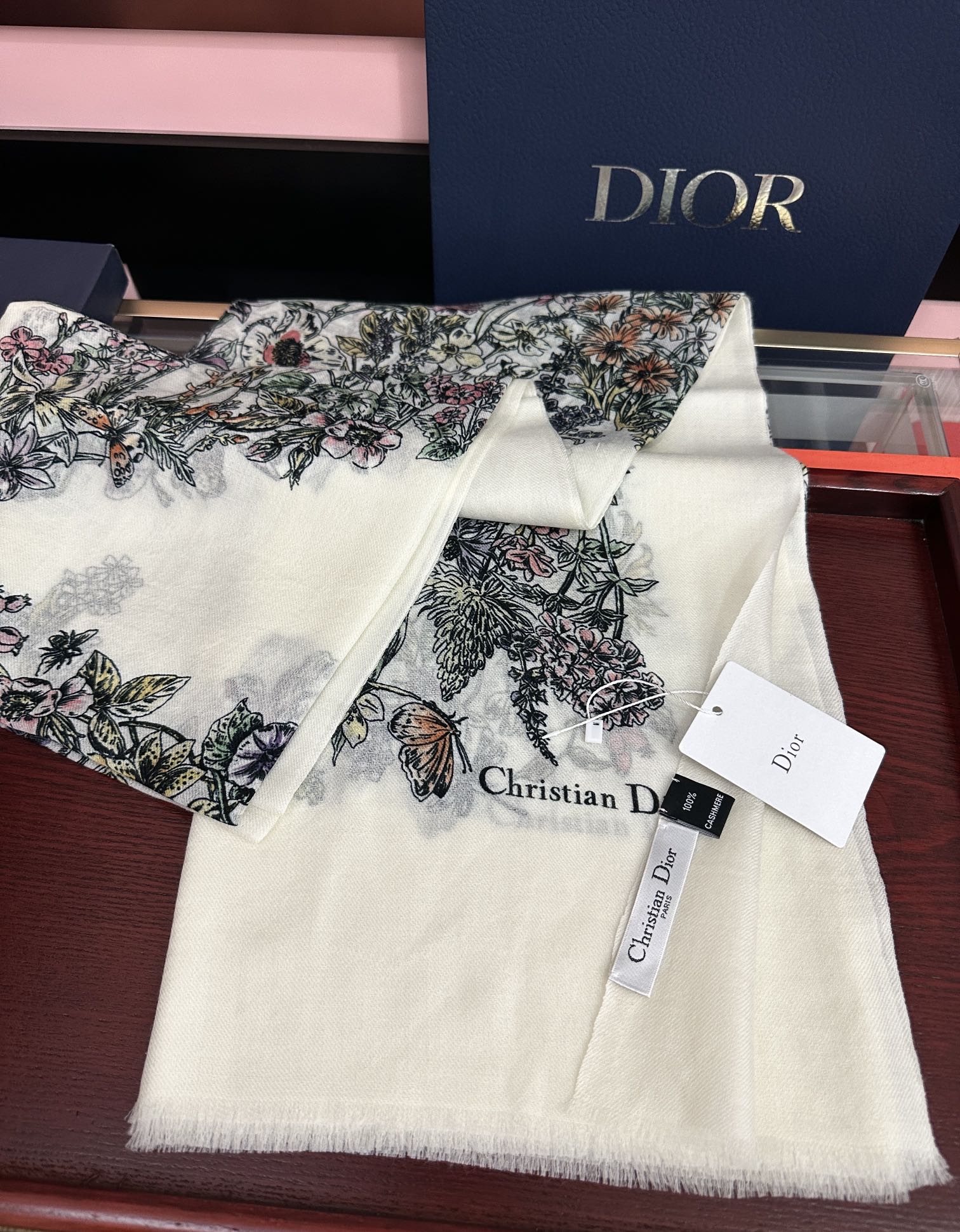 。新款 迪奥 最新款 【花卉系列】重磅推荐必备款 顶级设计太美了，真心赞👍😘💍实物真心美 🎀披肩配以印花